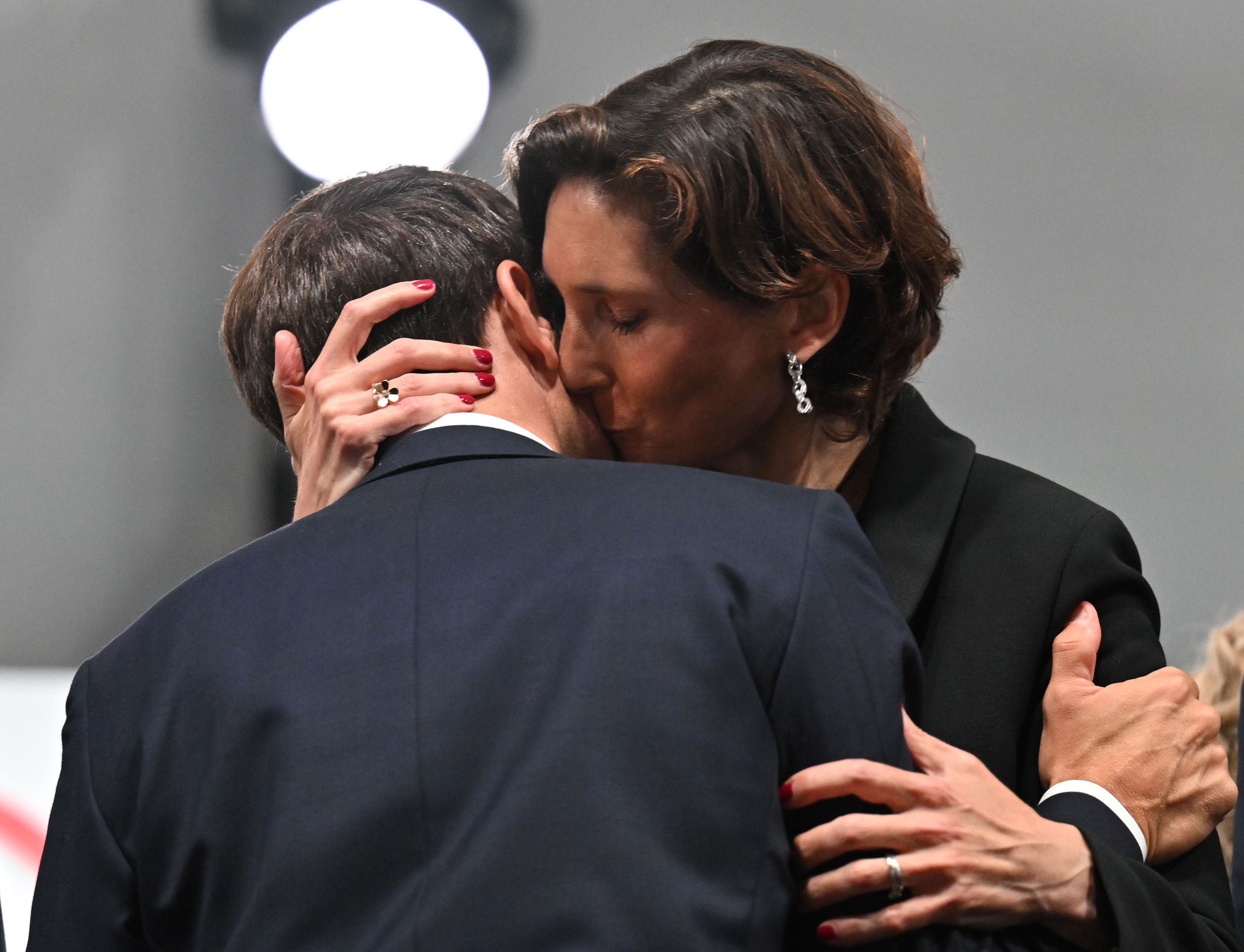 emmanuel-macron-amelie-oudea-castera-jjoo-paris.jpg