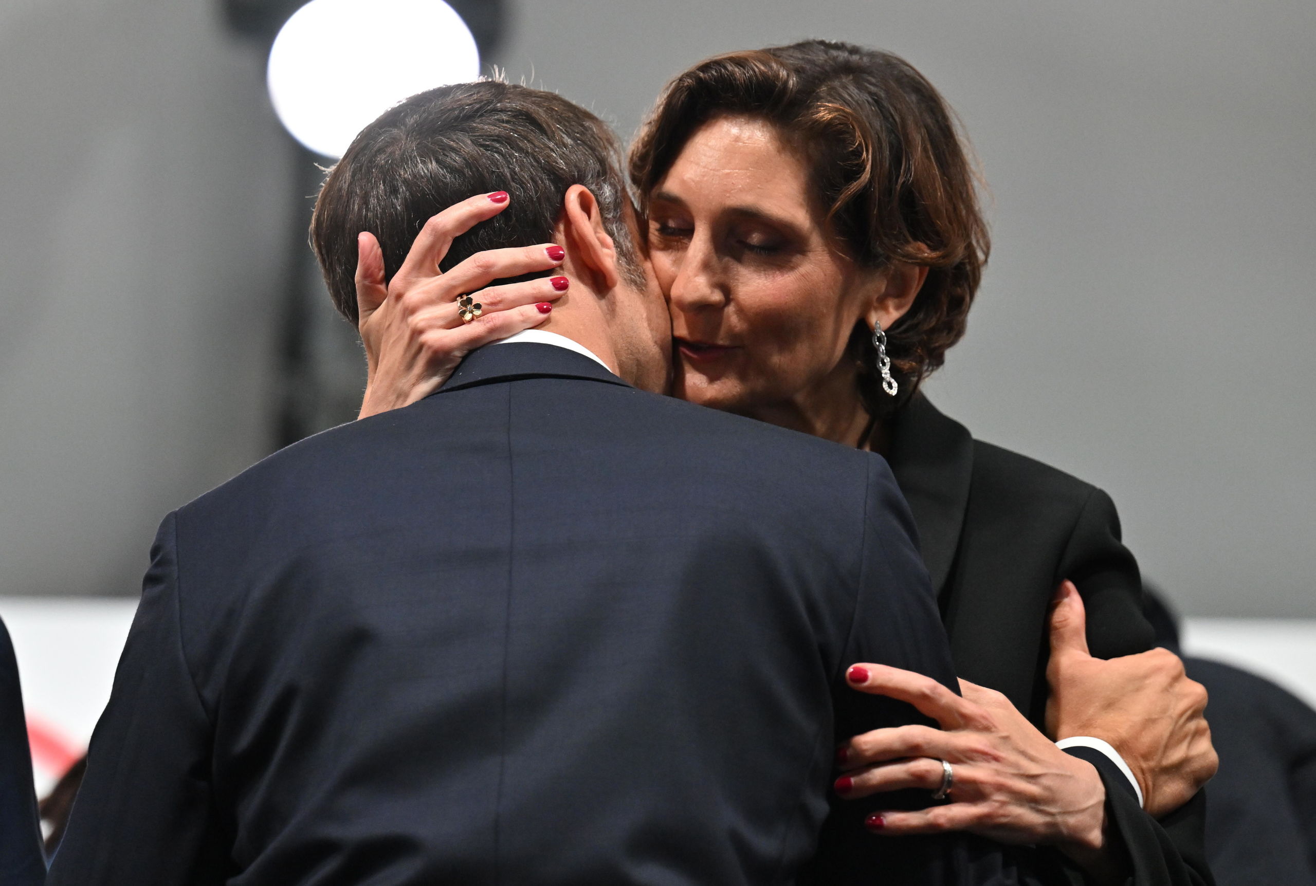 Amélie Oudéa-Castéra, la ministra francesa que se ha marcado un 'Yolanda Díaz' besando a Macron de forma sorprendente