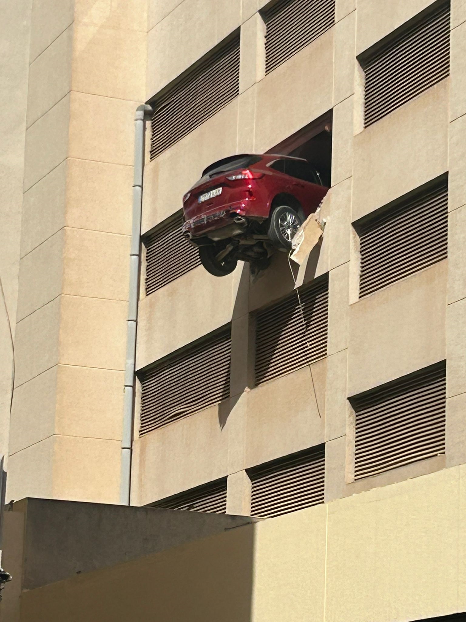 Un coche queda suspendido en la tercera planta de un aparcamiento en Ibiza