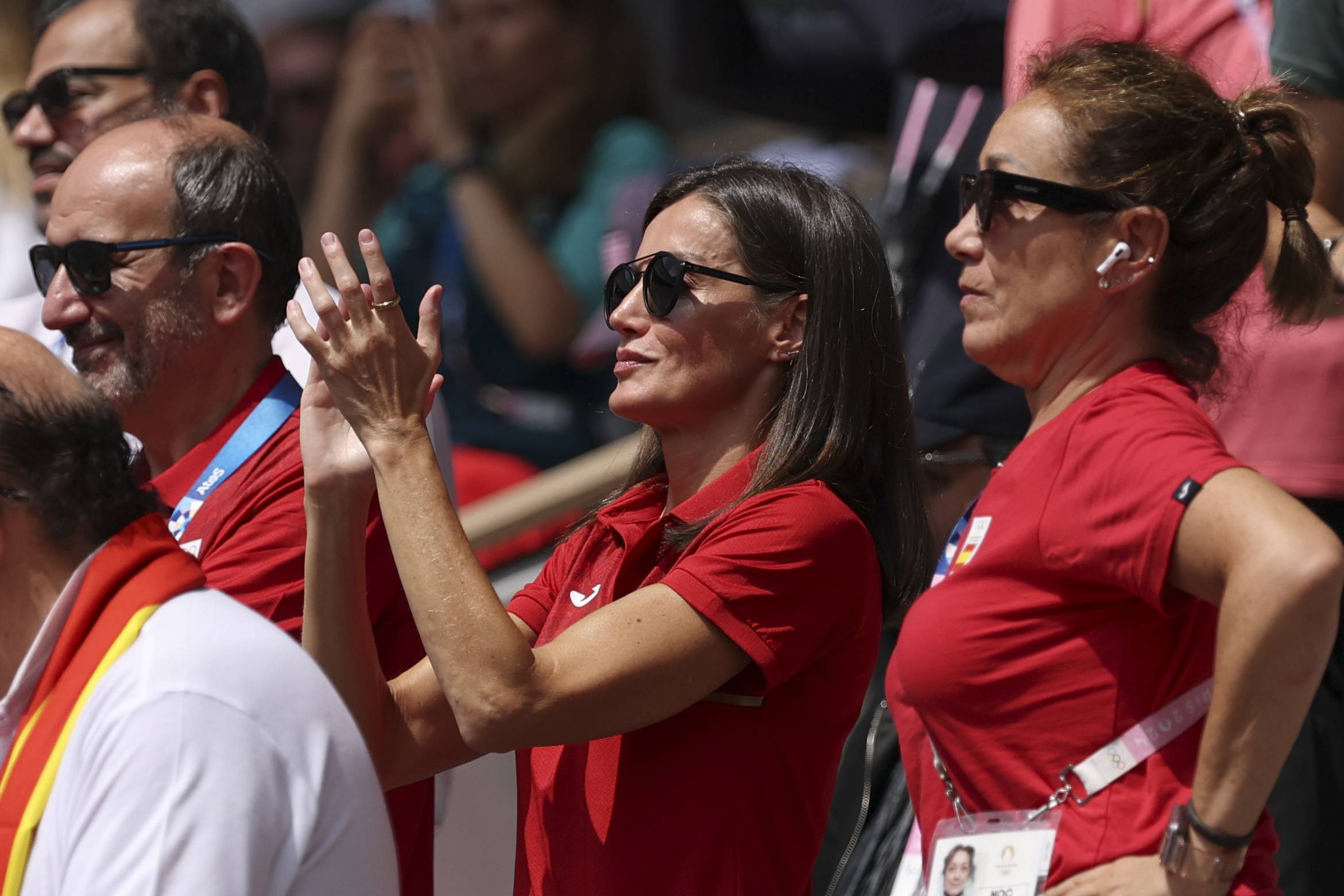 Doña Letizia se suma a la tendencia de las gafas de sol redondas y acierta en París