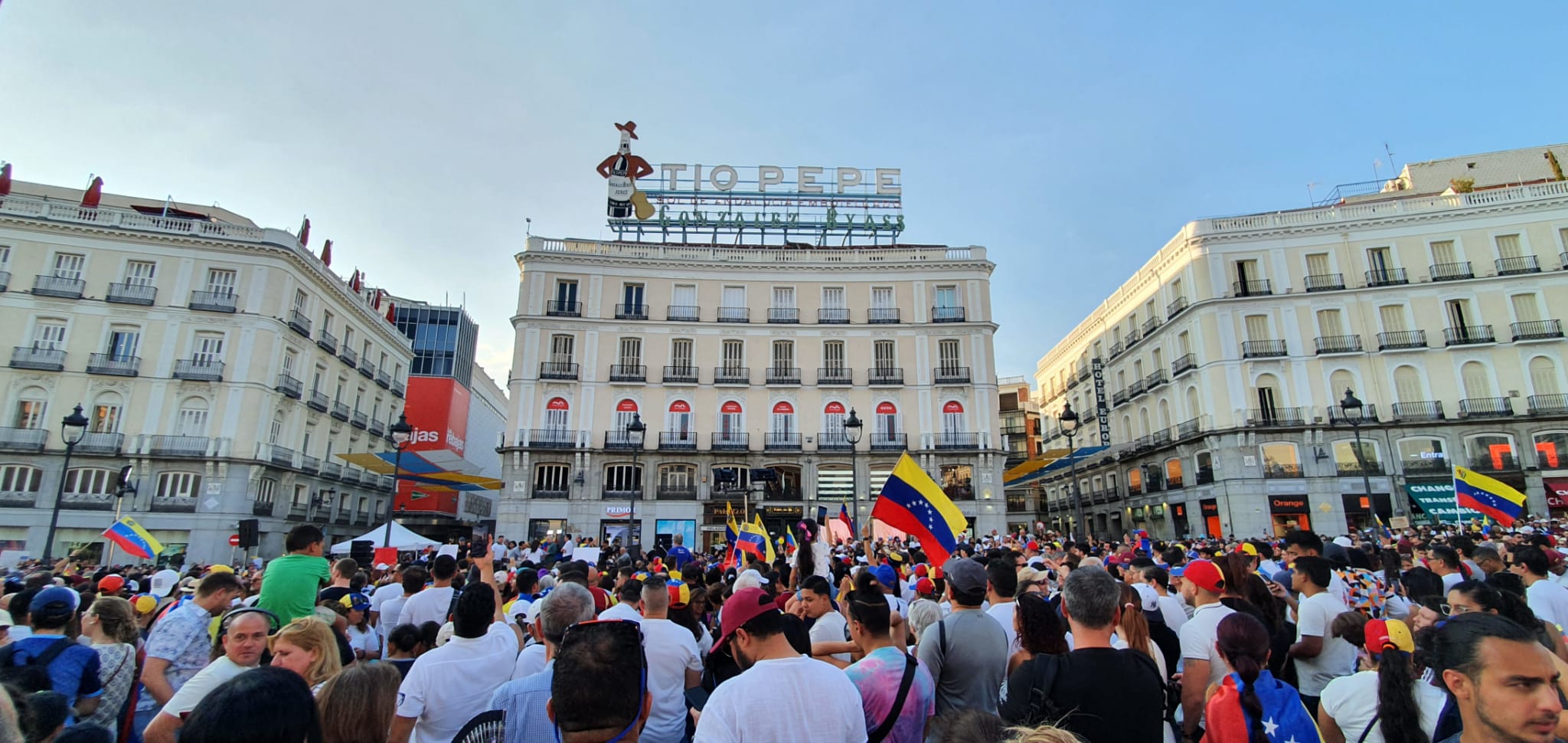 Miles de personas claman contra el fraude de Maduro en Madrid