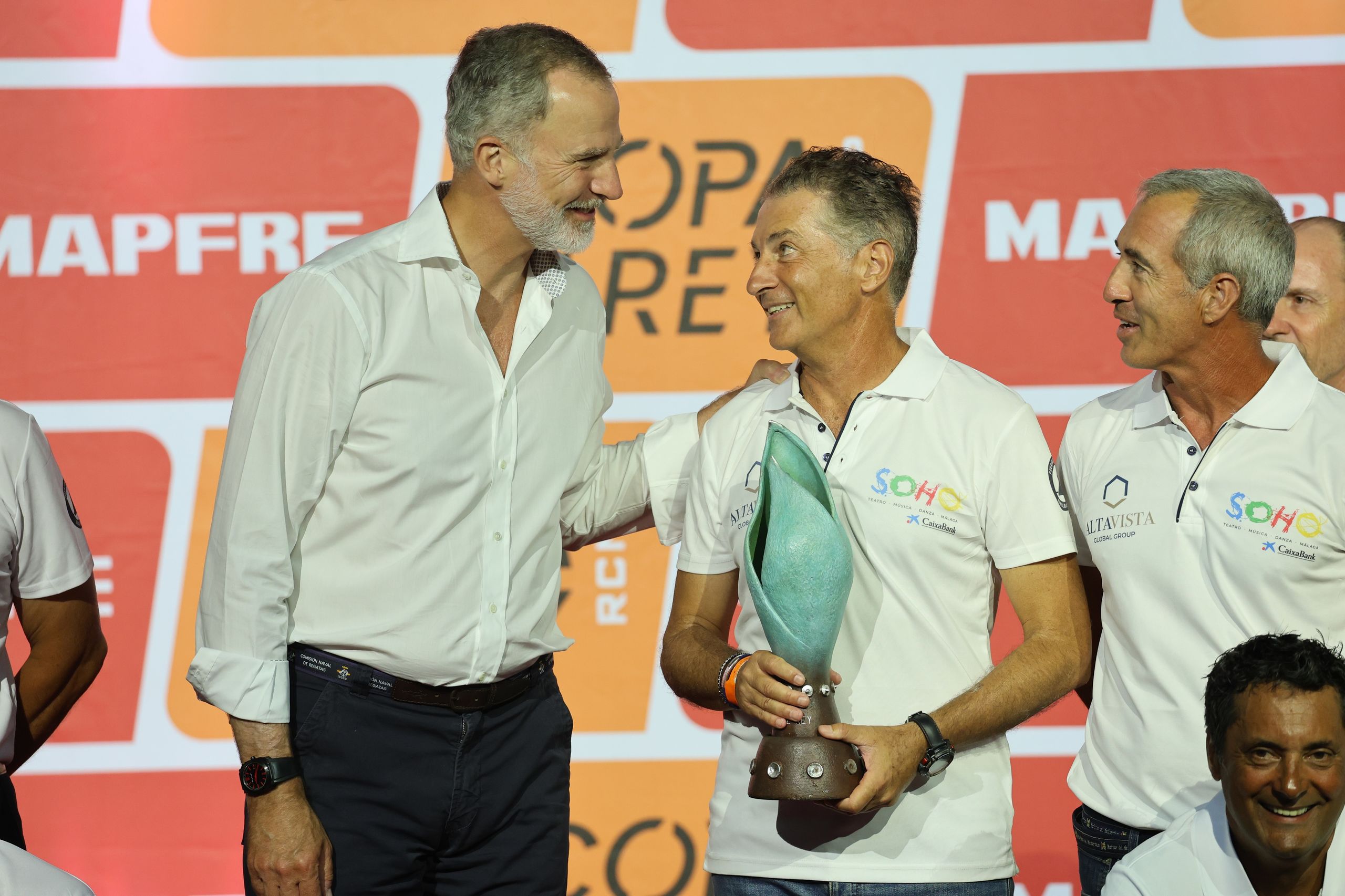 Felipe VI entrega los trofeos de la Copa del Rey de vela, en la que repite podio con el 'Aifos'