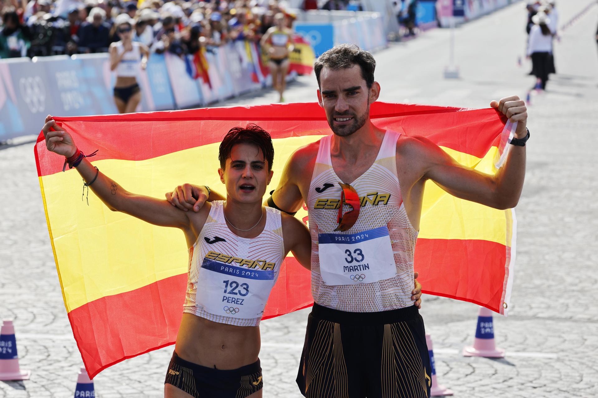 La bandera de España luce en la Torre Eiffel: así ganaron el oro María Pérez y Álvaro Martín en marcha