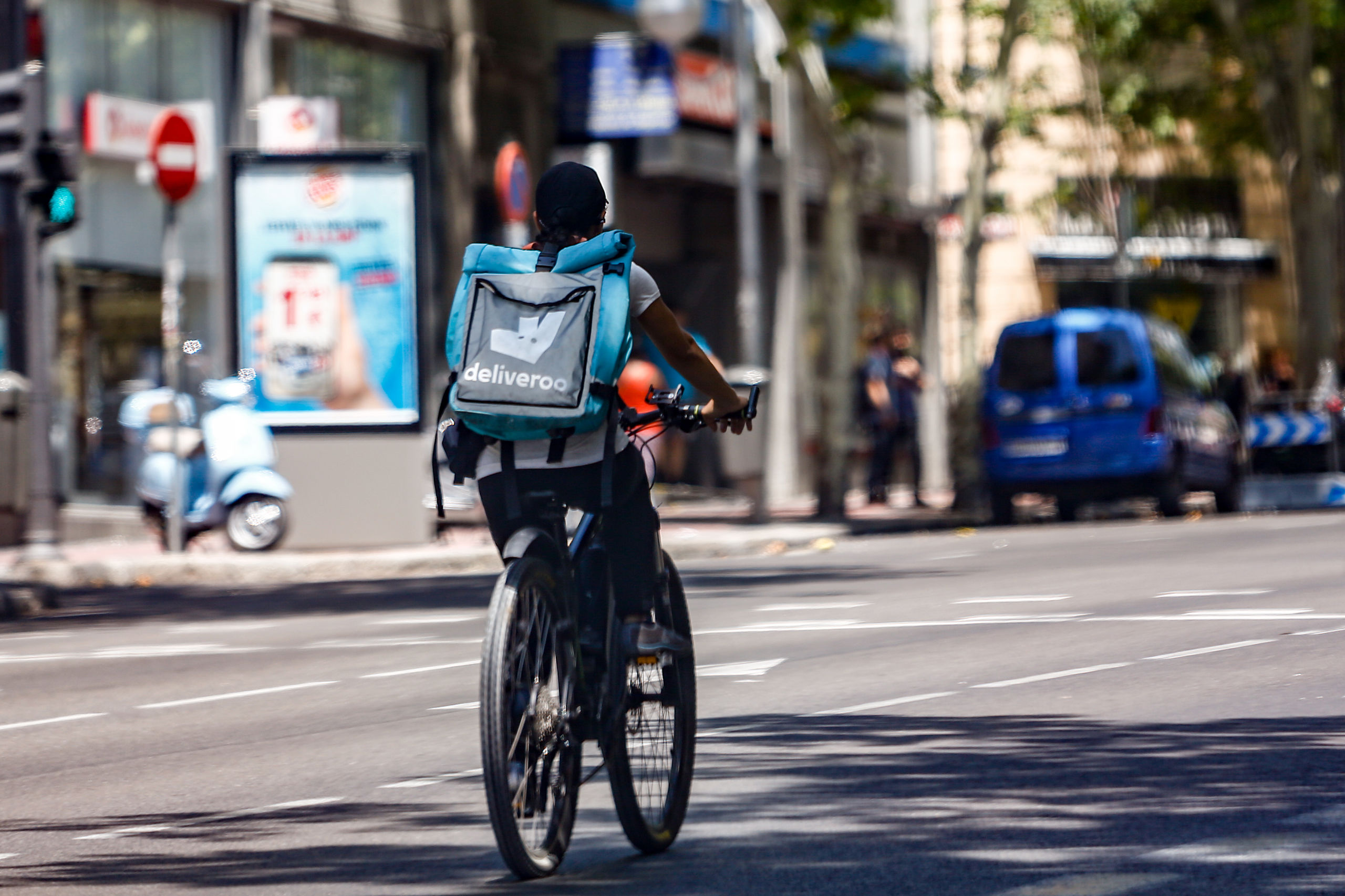 Deliveroo sale de pérdidas tras ganar 1,5 millones de euros hasta junio y mejora sus previsiones