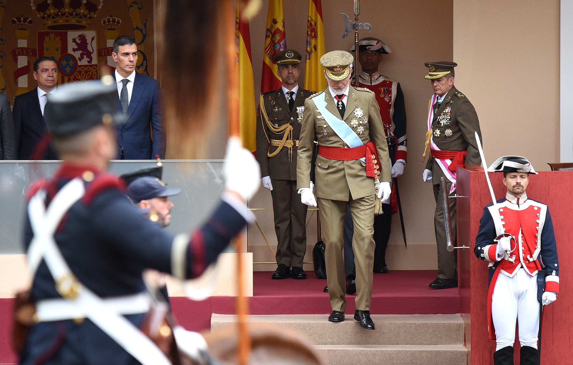 Desfile militar por el Día de la Fiesta Nacional pasado por agua y sin ...