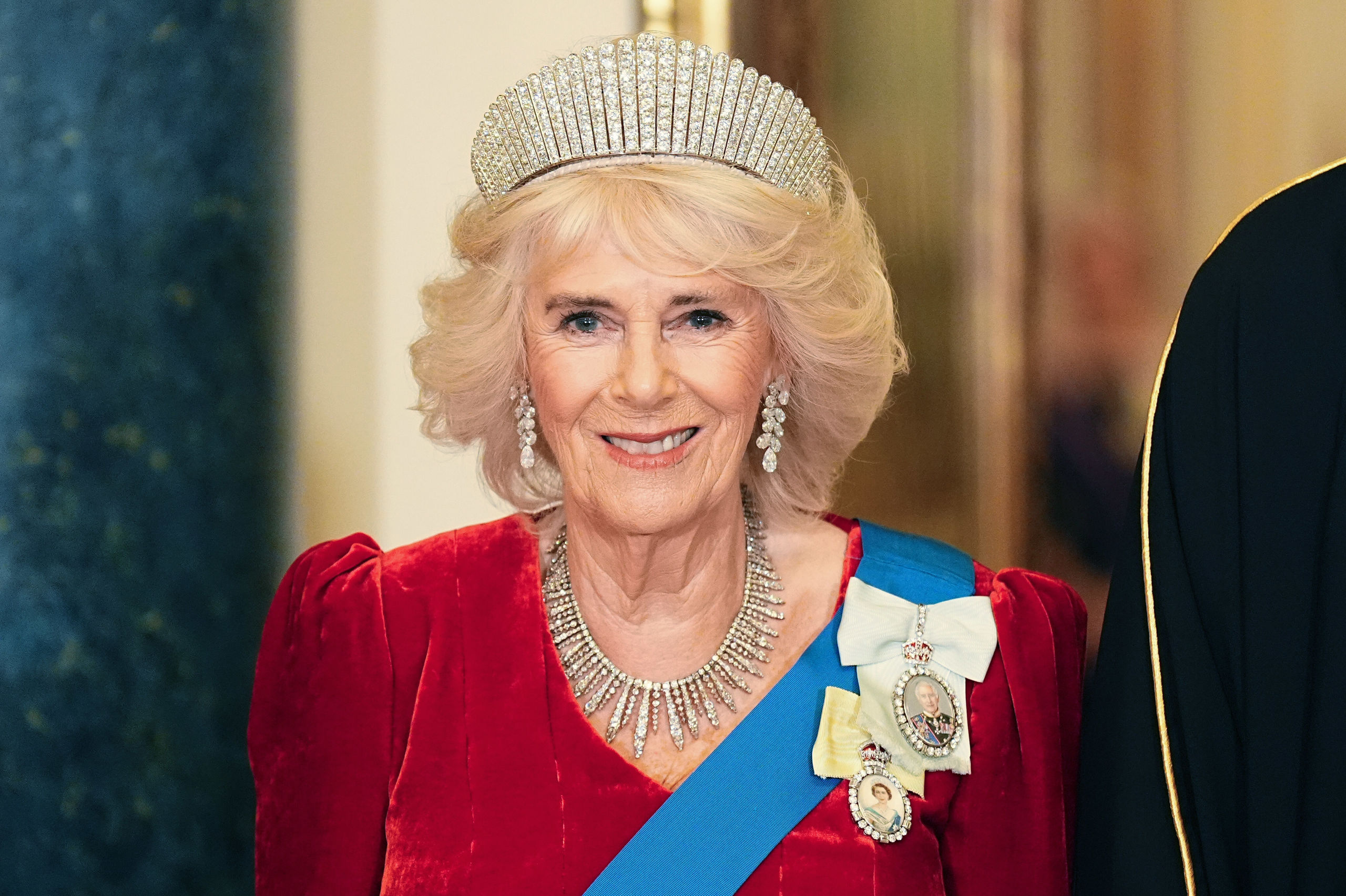 camila-tiara-kokoshnik-cena-gala-emir-catar.jpg