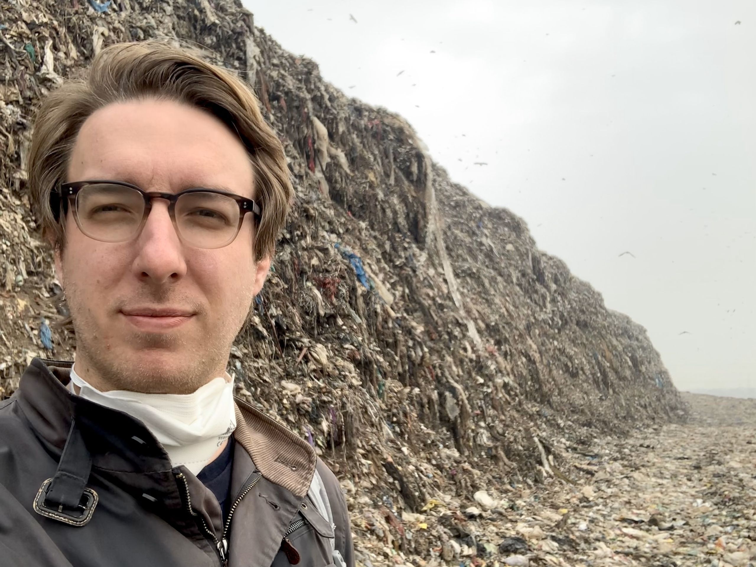 Un periodista británico insta a comer basura para consumir menos