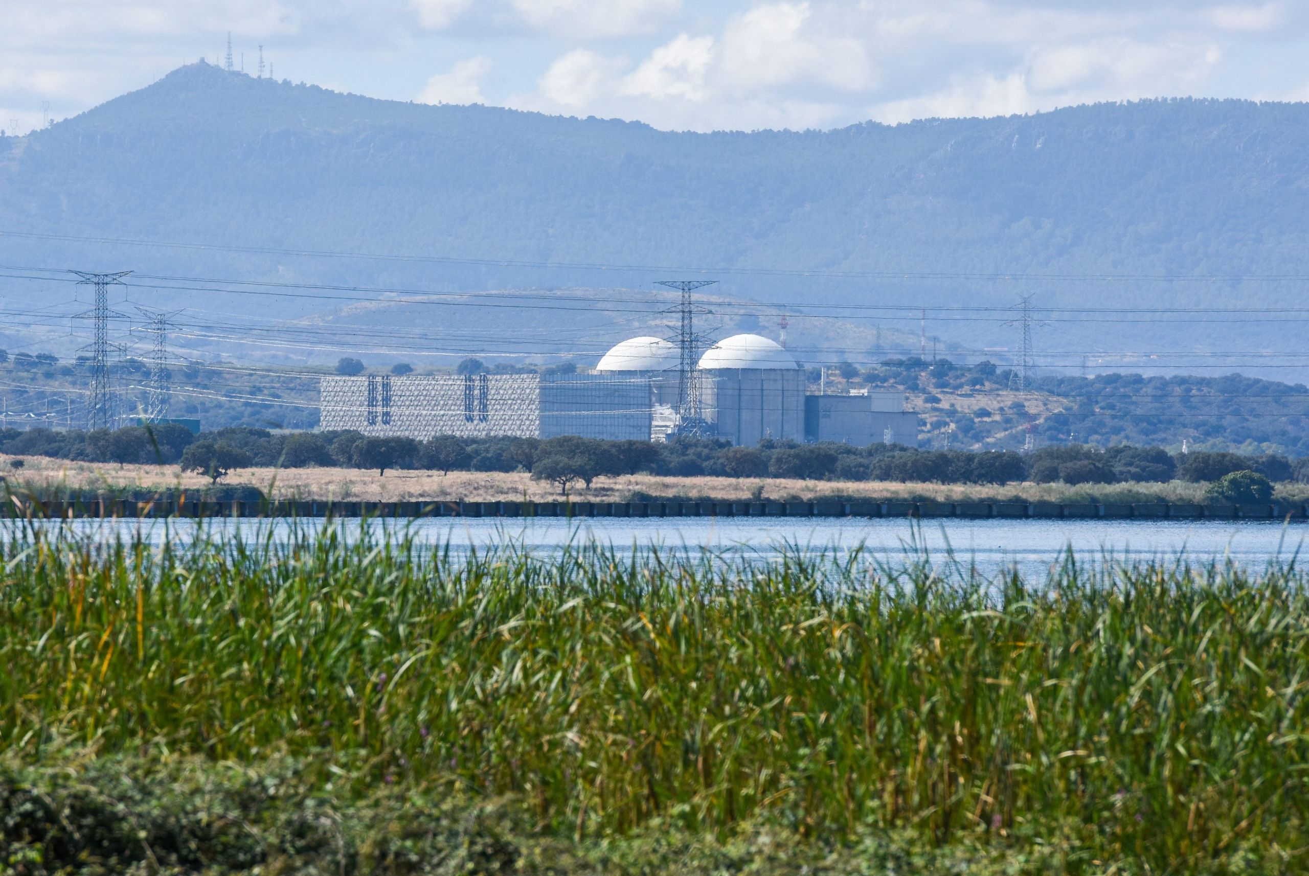 Miles de extremeños se echarán a la calle por el cierre de la central nuclear de Almaraz