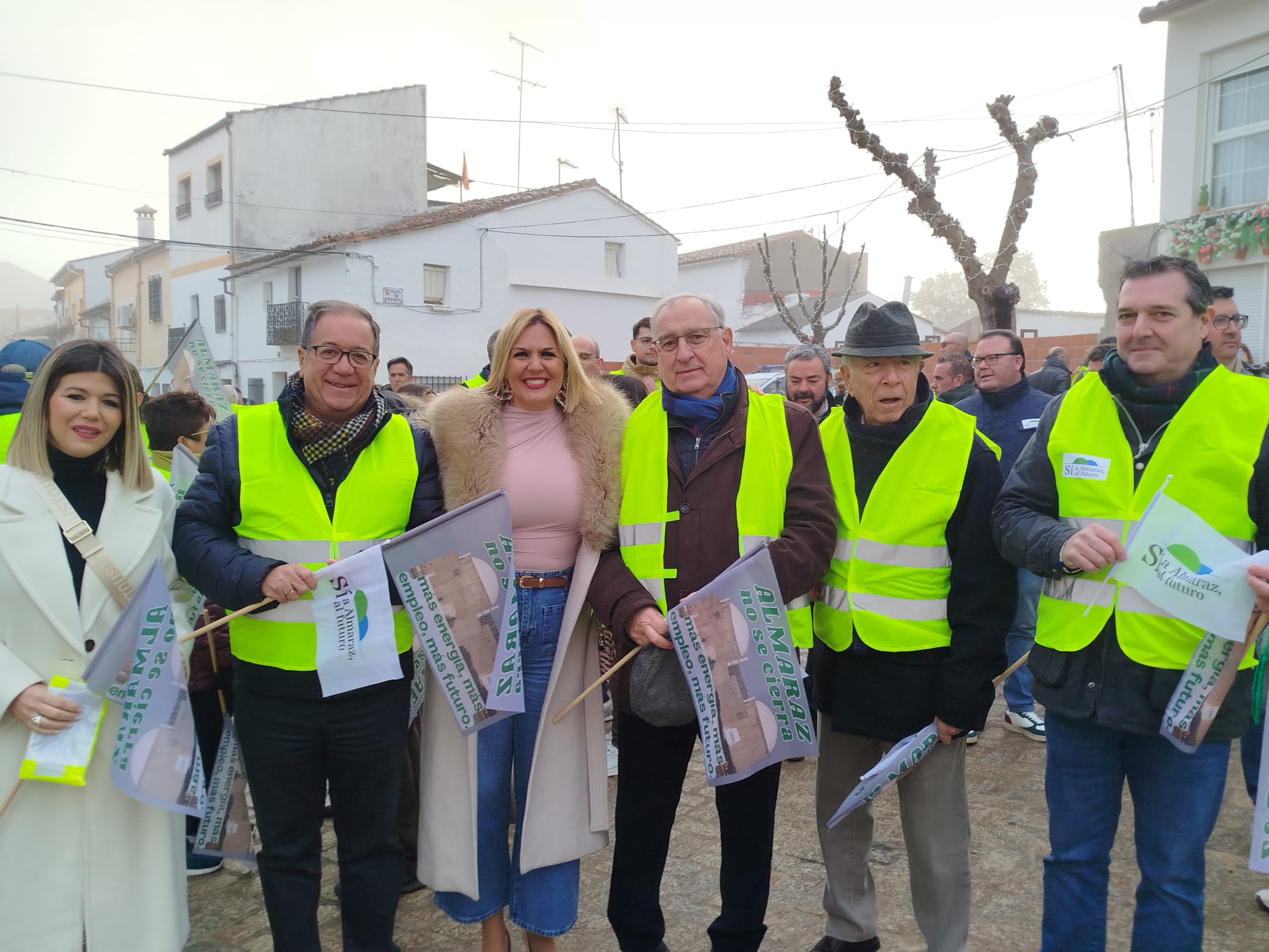 Masiva manifestación en Almaraz en defensa de la central nuclear con alcaldes y representantes de todos los partidos