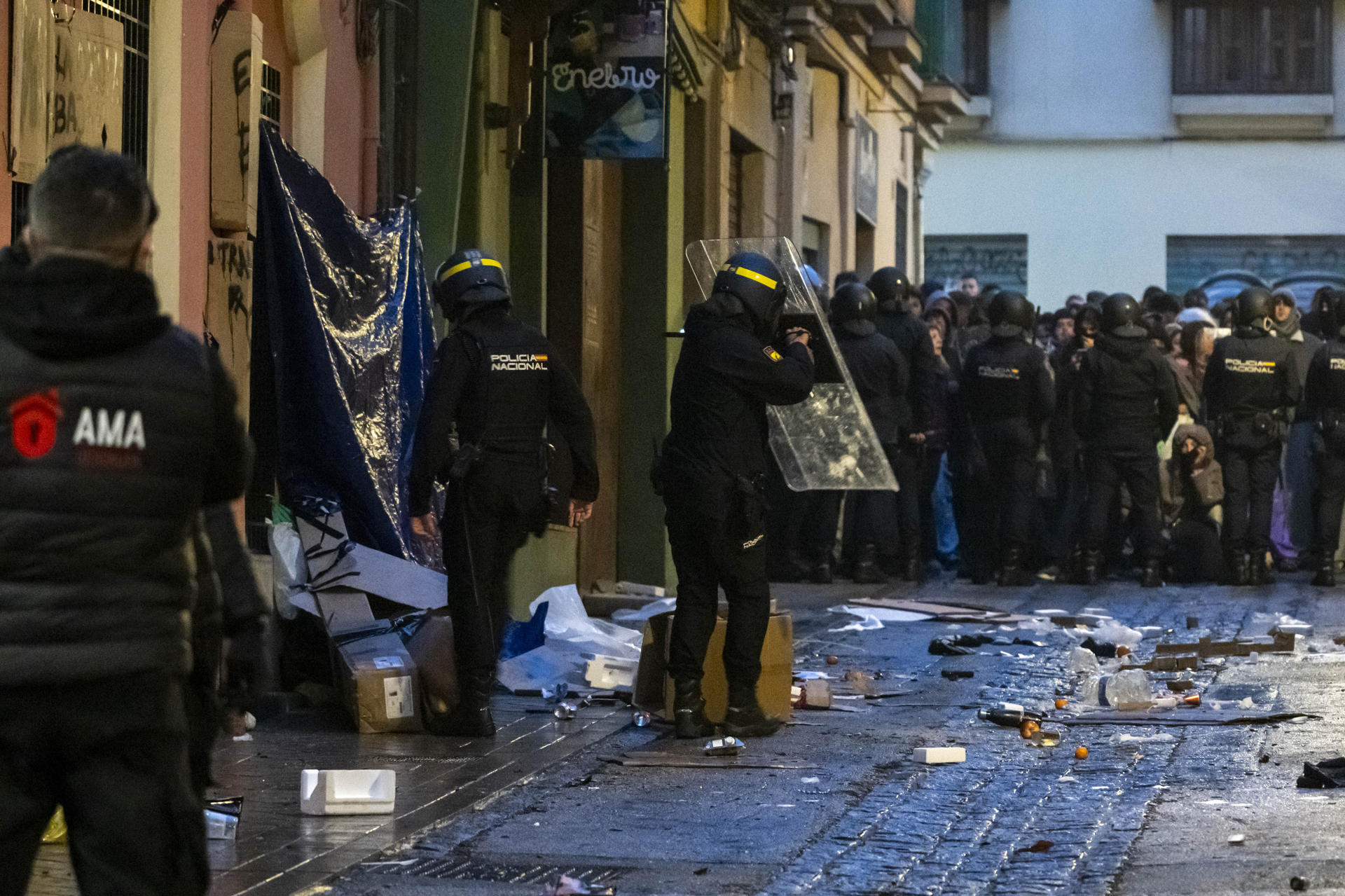 Los okupas del altercado en Granada acuerdan irse en dos meses y presumen de "ética" pero "pedían un año"