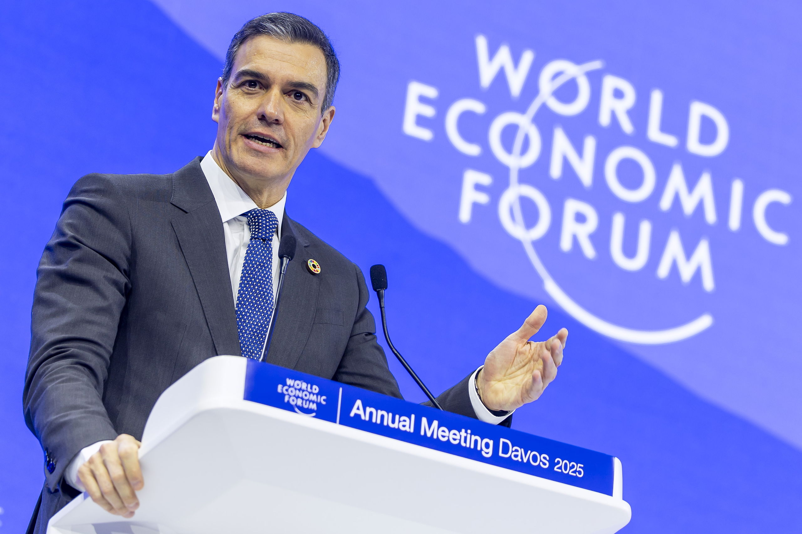 Pedro Sánchez queda en ridículo en Davos con un auditorio medio vacío