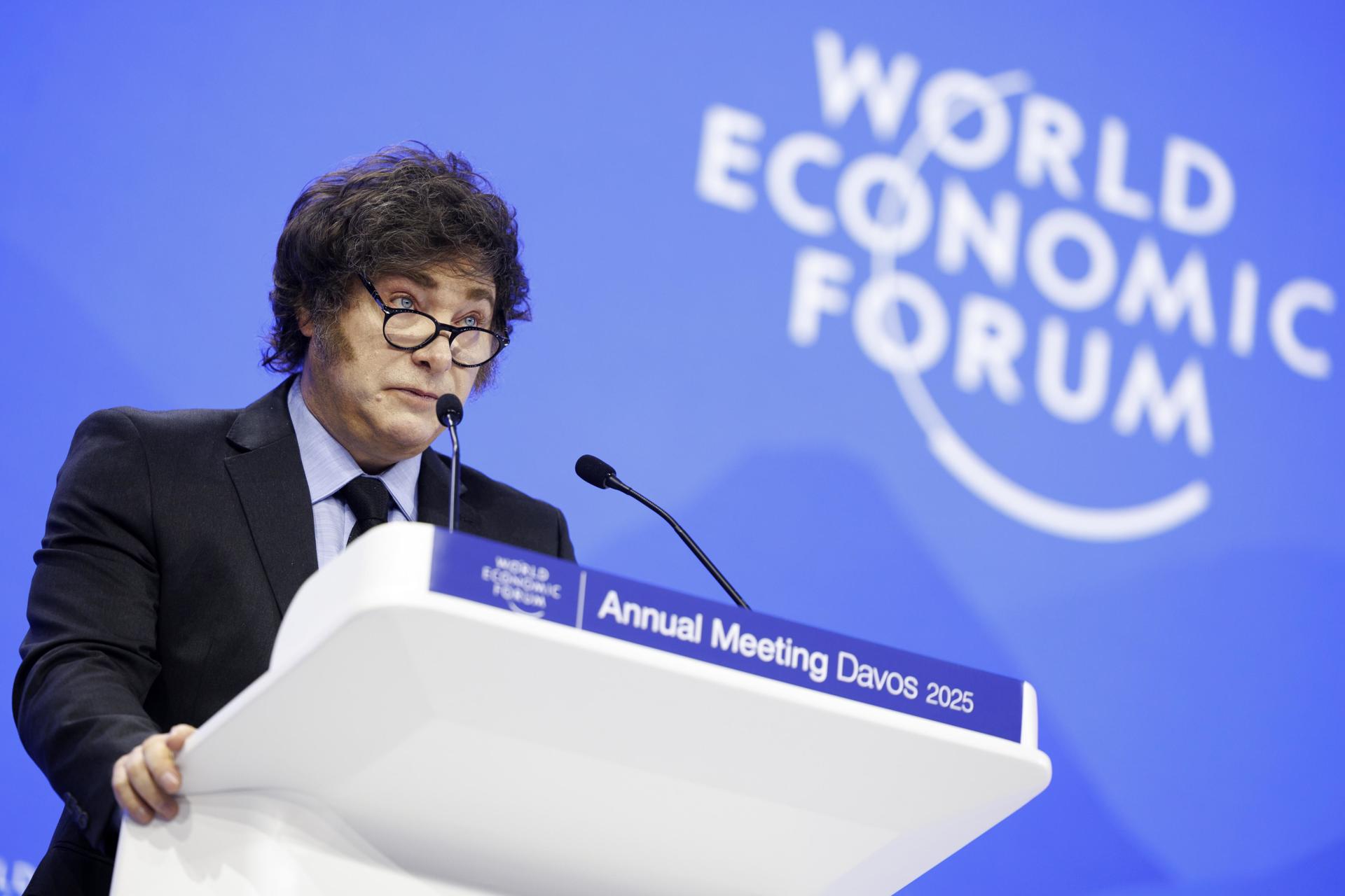 Milei planta batalla en Davos y desmonta los mantras socialdemócratas que defiende Sánchez