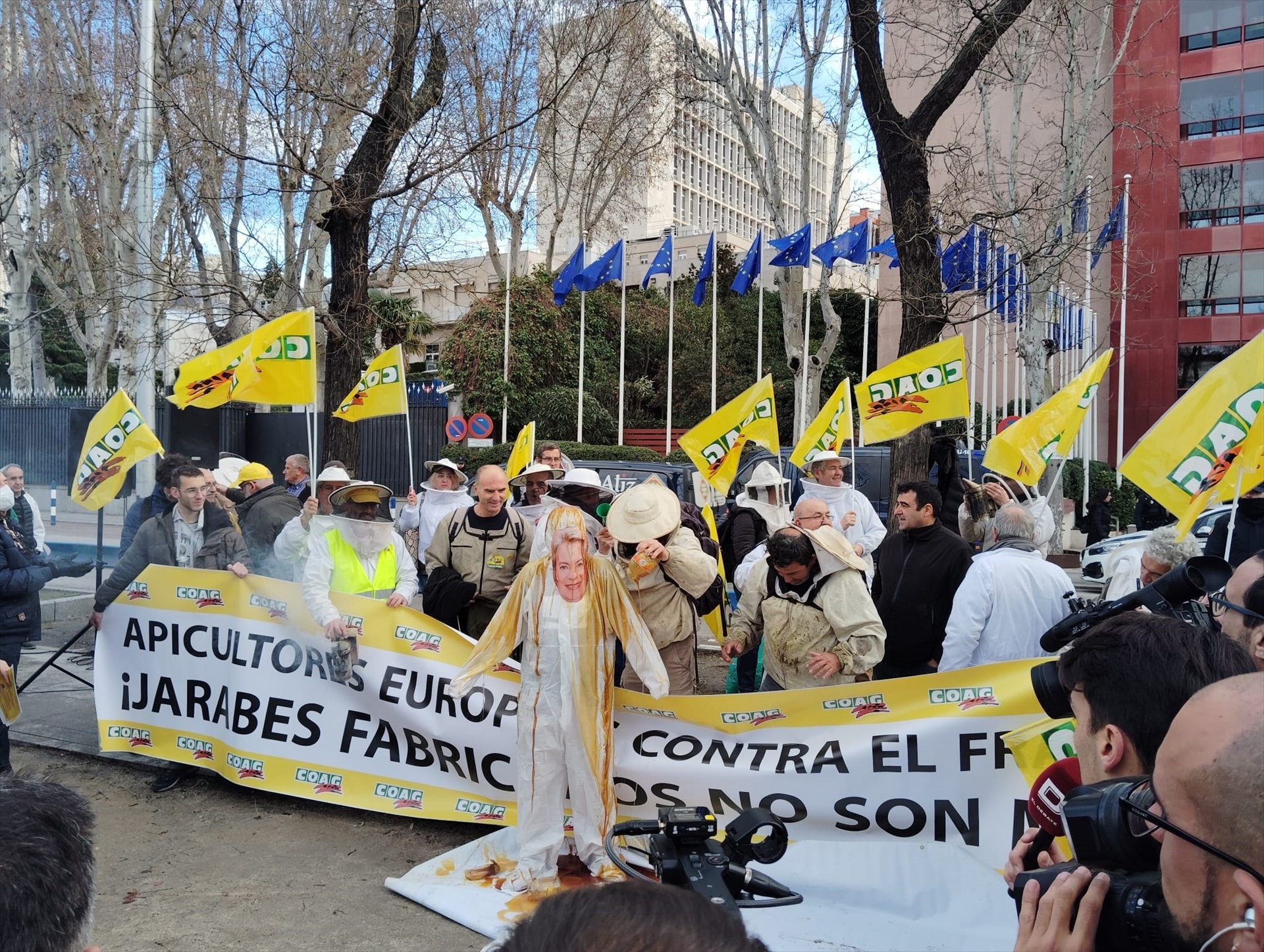 Los apicultores protestan contra las importaciones masivas de miel falsa