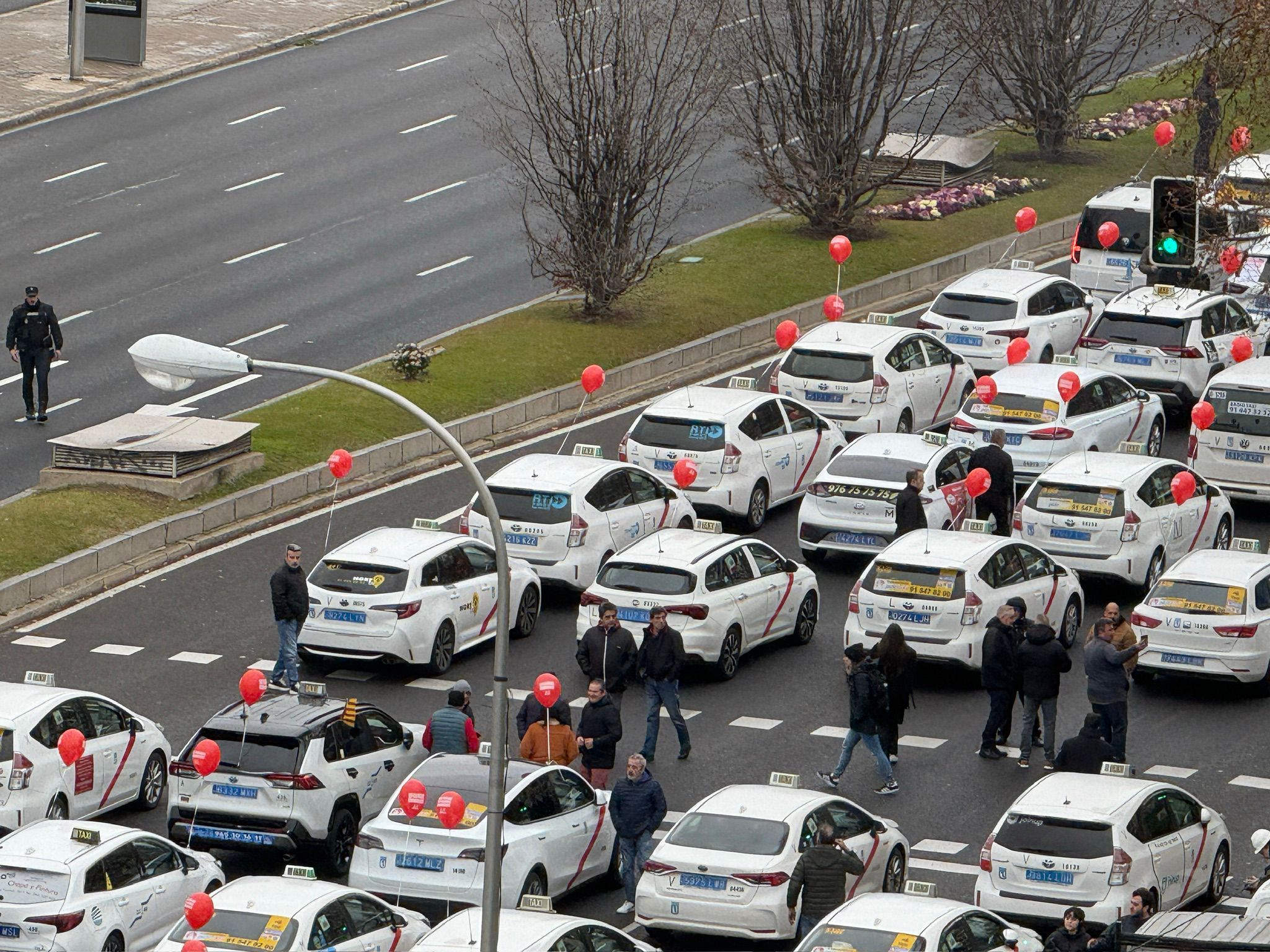 Los taxistas paralizan Madrid: "Hay pólizas de seguro de 6.000 euros, están mermando nuestra capacidad de subsistir"