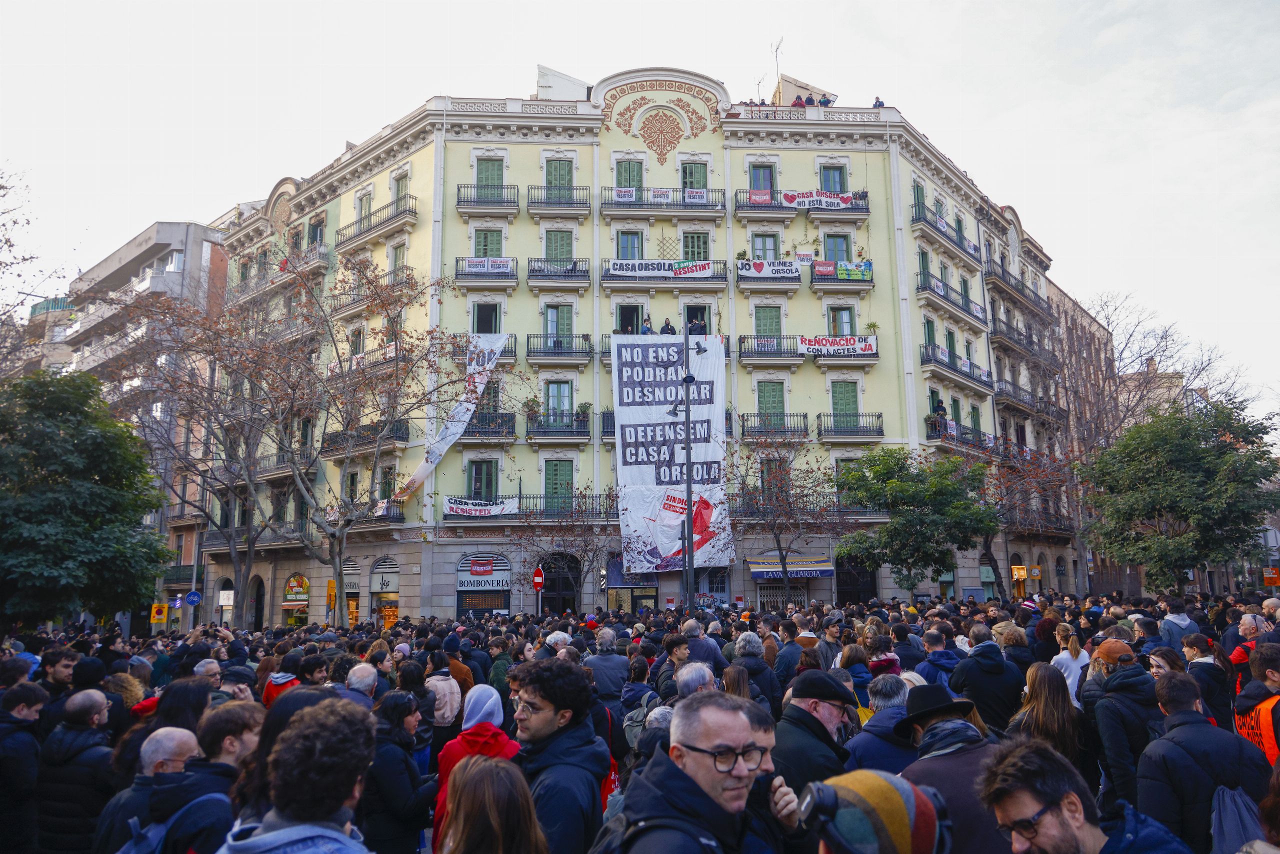 El Ayuntamiento de Barcelona sucumbe a los radicales y compra casa Orsola para mantener a sus inquilinos