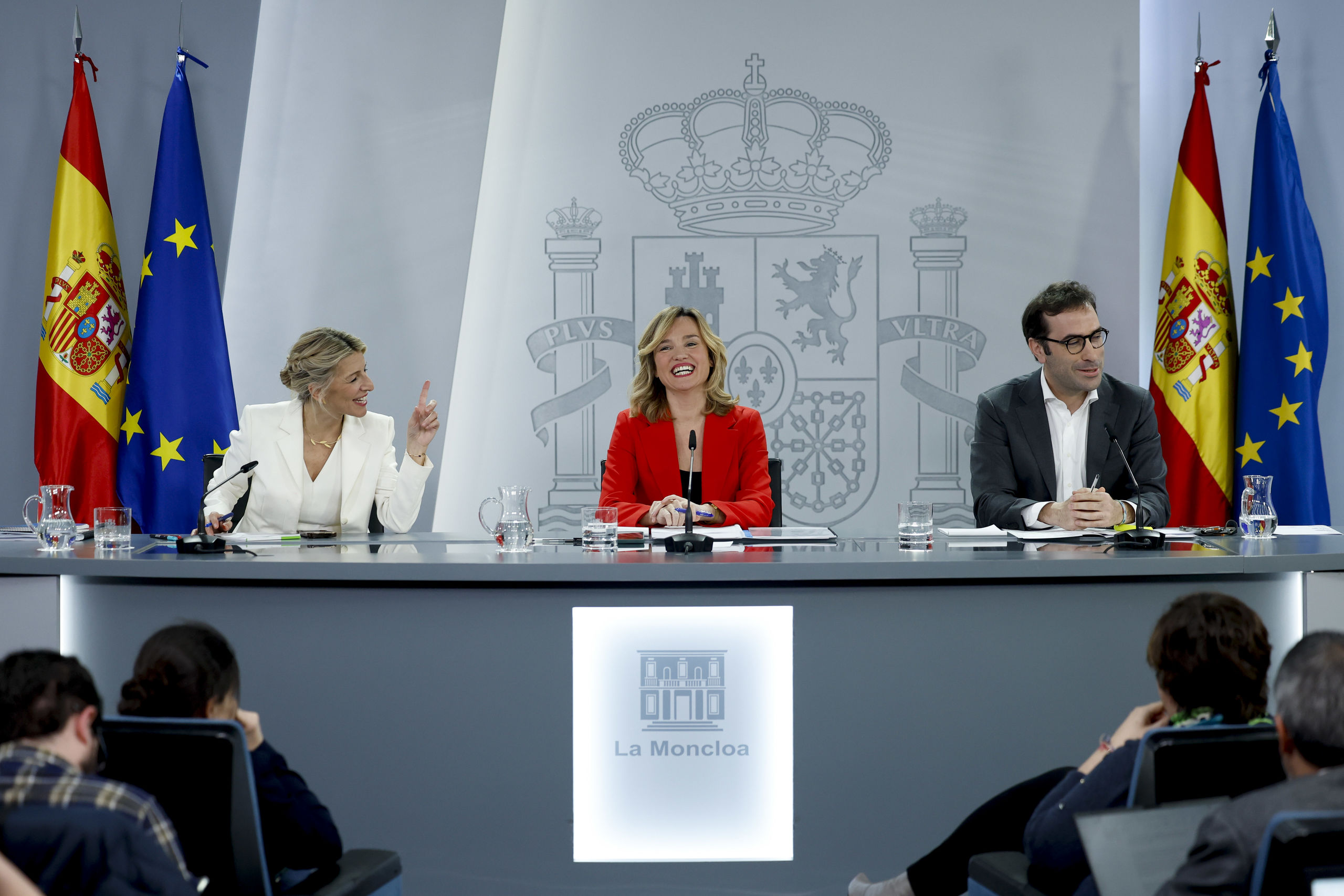 El PSOE se enroca en la tributación del SMI y carga contra la "desesperación" de Yolanda Díaz