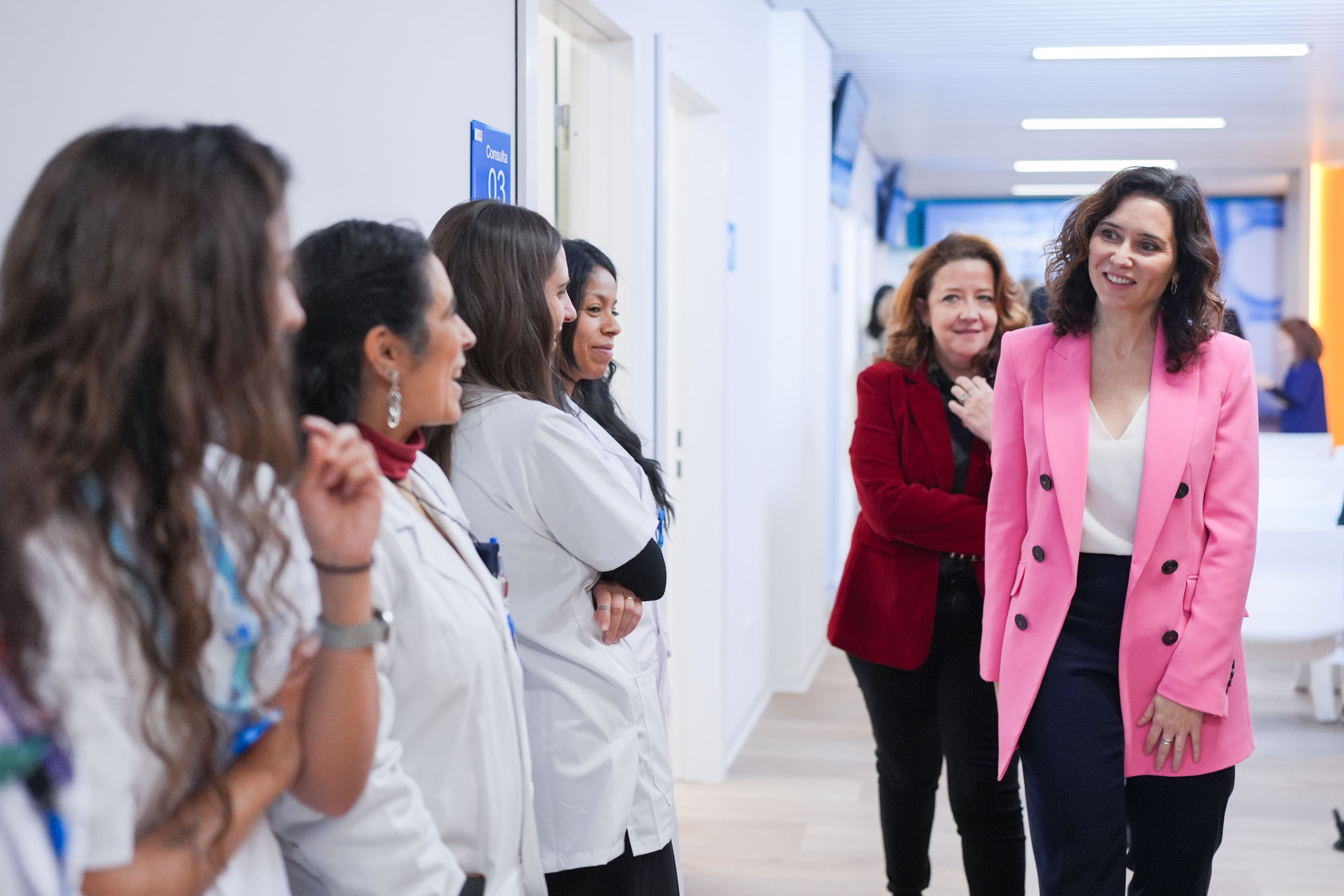 "La que difunde bulos es Mónica García": Madrid pide a la ministra que financie ya el fármaco que "salva" de la leucemia