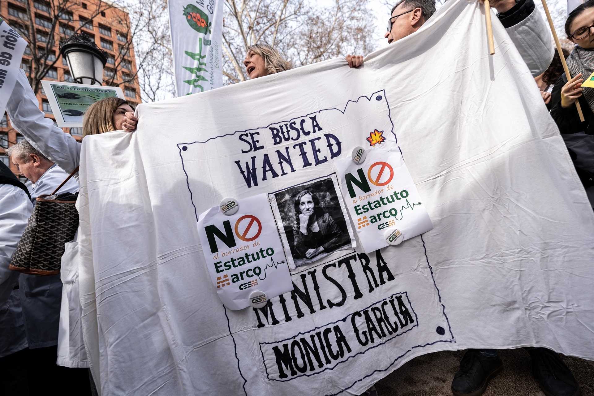 Una médico en la manifestación contra Mónica García: "Somos médicas, madres y reclamamos libertad"