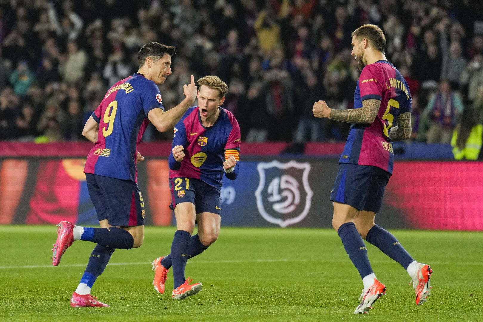 El Barcelona gana al Rayo con polémica y recupera el liderato de la