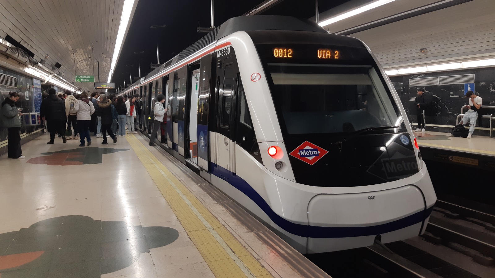 Ayuso logra un récord de viajeros en el transporte público madrileño y el Cercanías de Puente se hunde