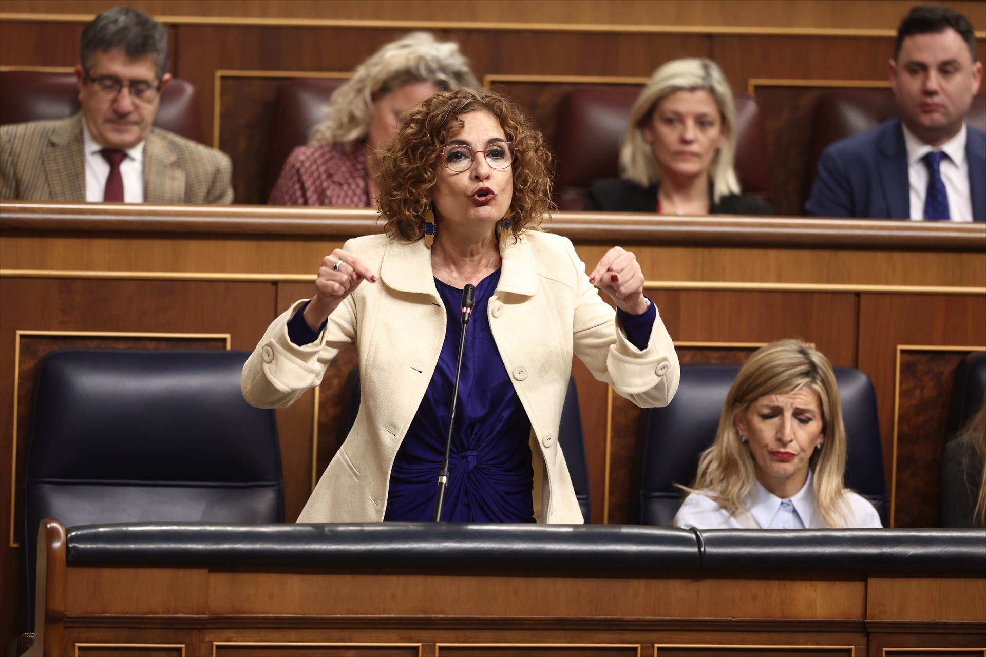 Yolanda Díaz se retuerce en su silla y frunce el ceño cuando María Jesús Montero habla del IRPF del SMI