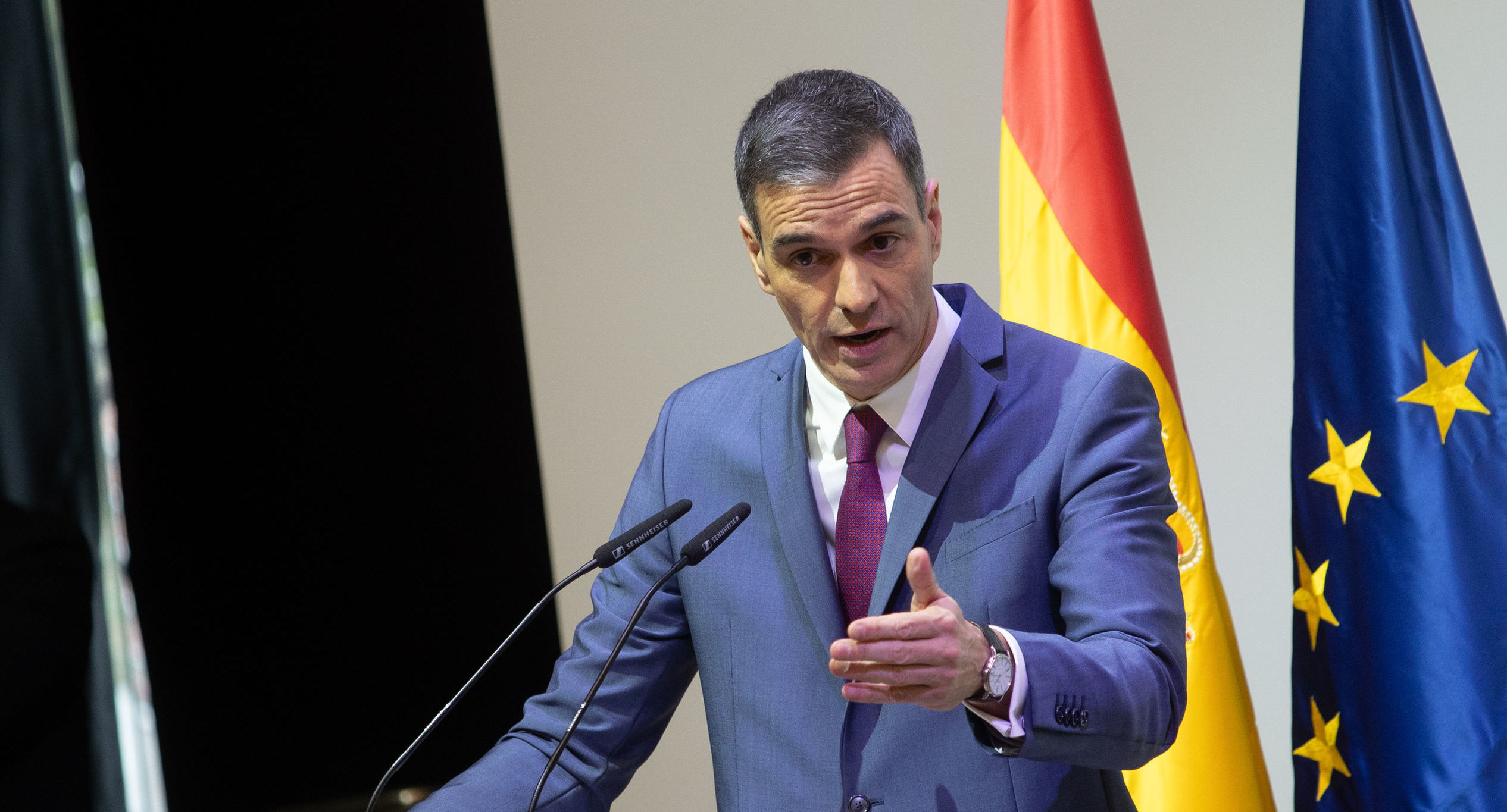 Sánchez alardea de crear pobres: así dilapida la riqueza de España