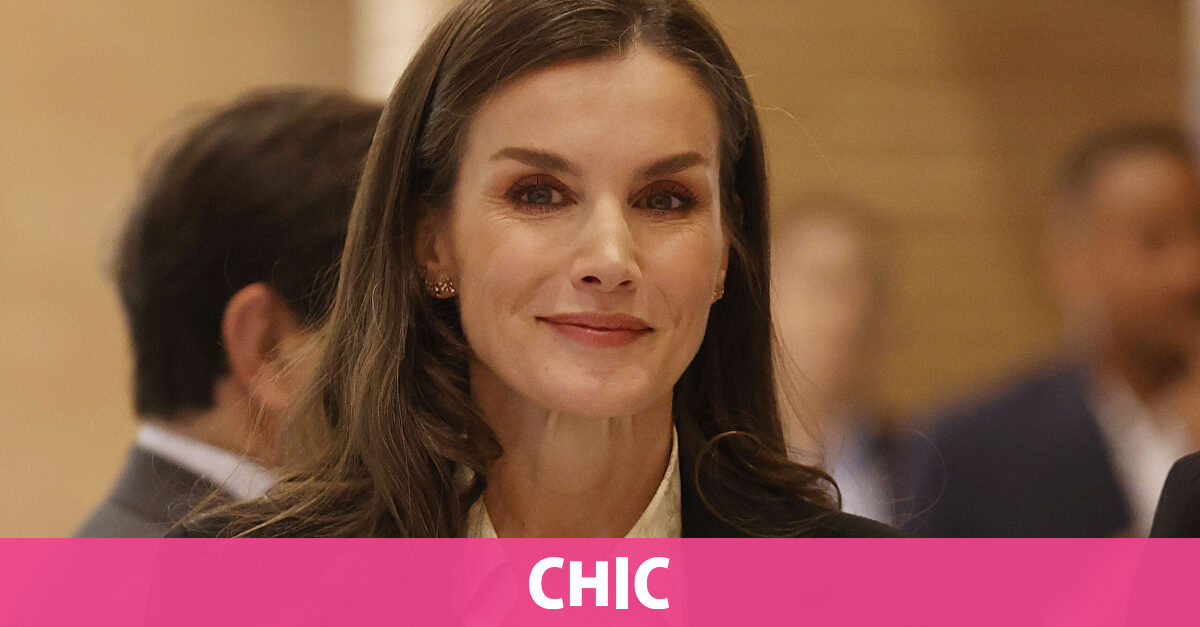 La Reina Letizia apuesta por una firma de Almería durante su visita a la ciudad con el  Tour del Talento 