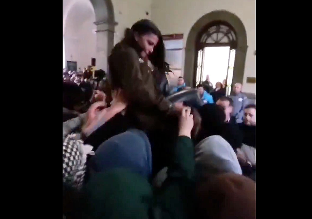 Violento escrache a Macarena Olona en la Universidad de Granada: "Voy al hospital y mañana presentaré una denuncia"