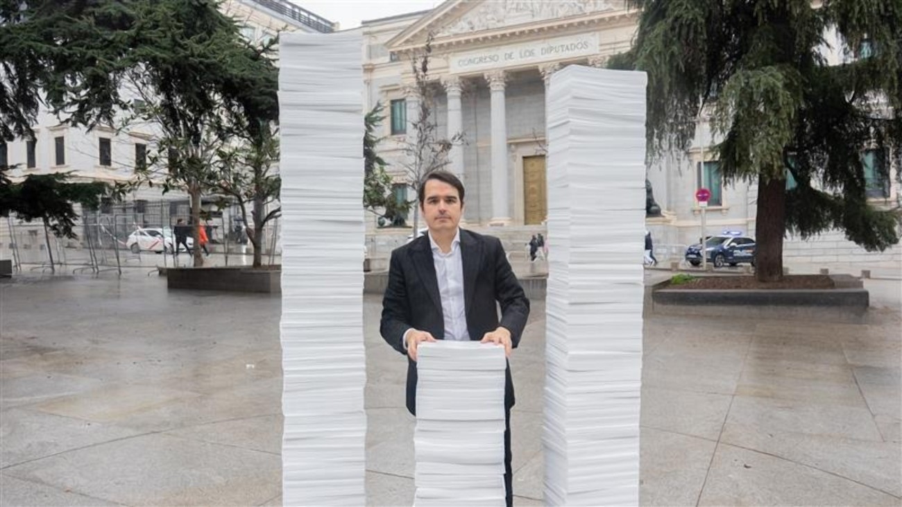 Exhiben el primer "monumento contra la burocracia" a las puertas del Congreso