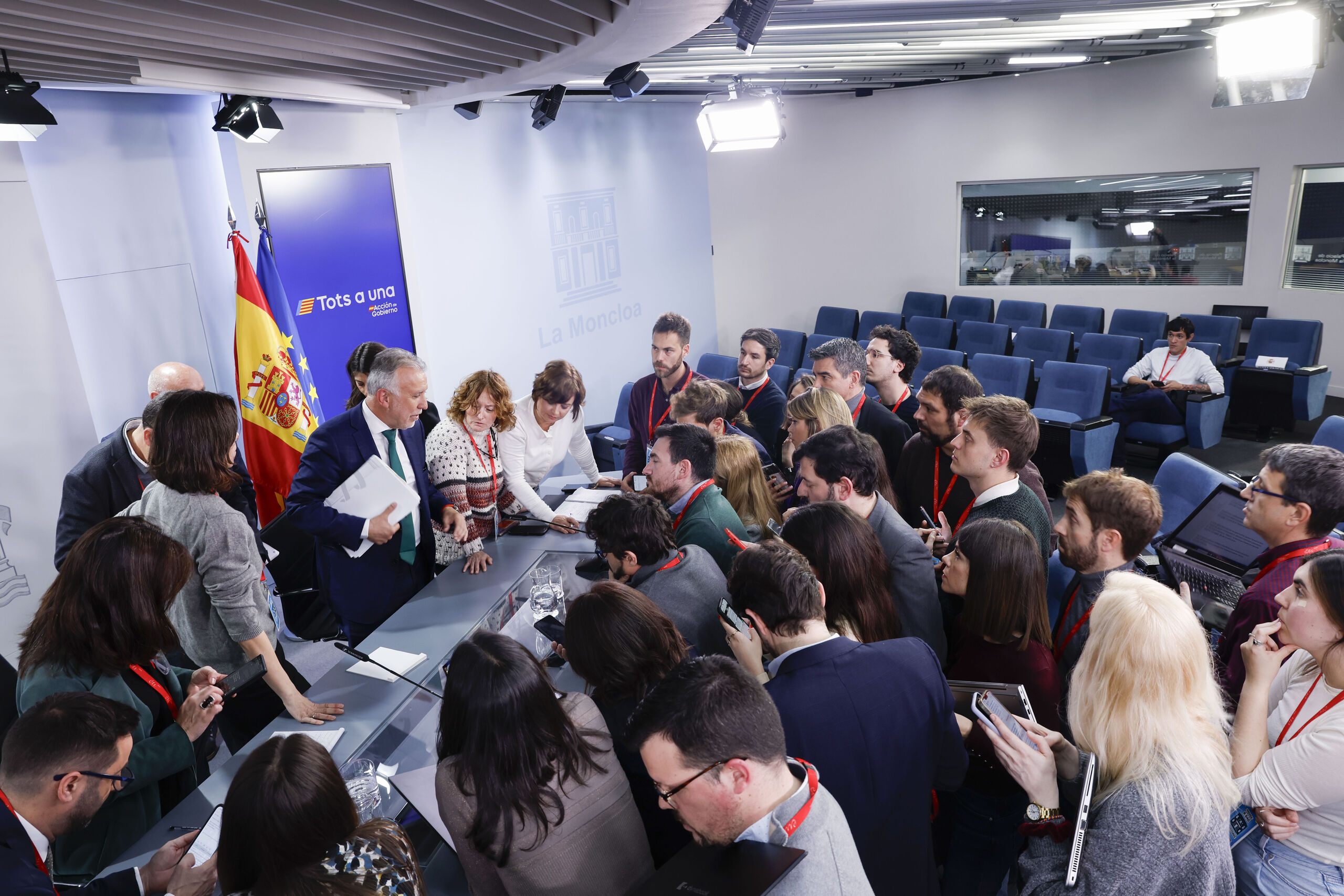 Junts impone su política migratoria al Gobierno, que utiliza a los menores para presionar al PP