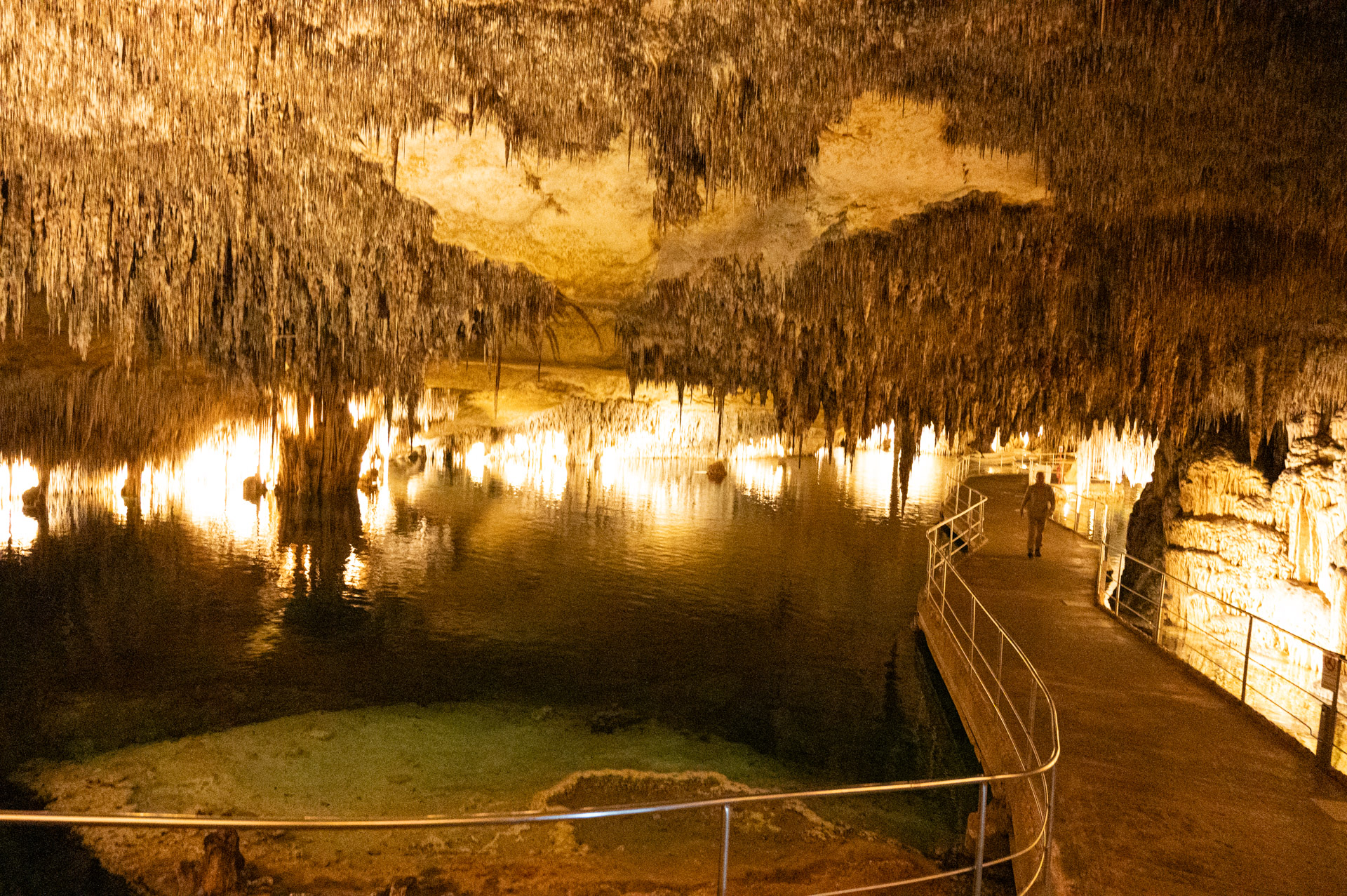 Un paseo en barca en un lago bajo tierra: as son las cuevas del Drach ...