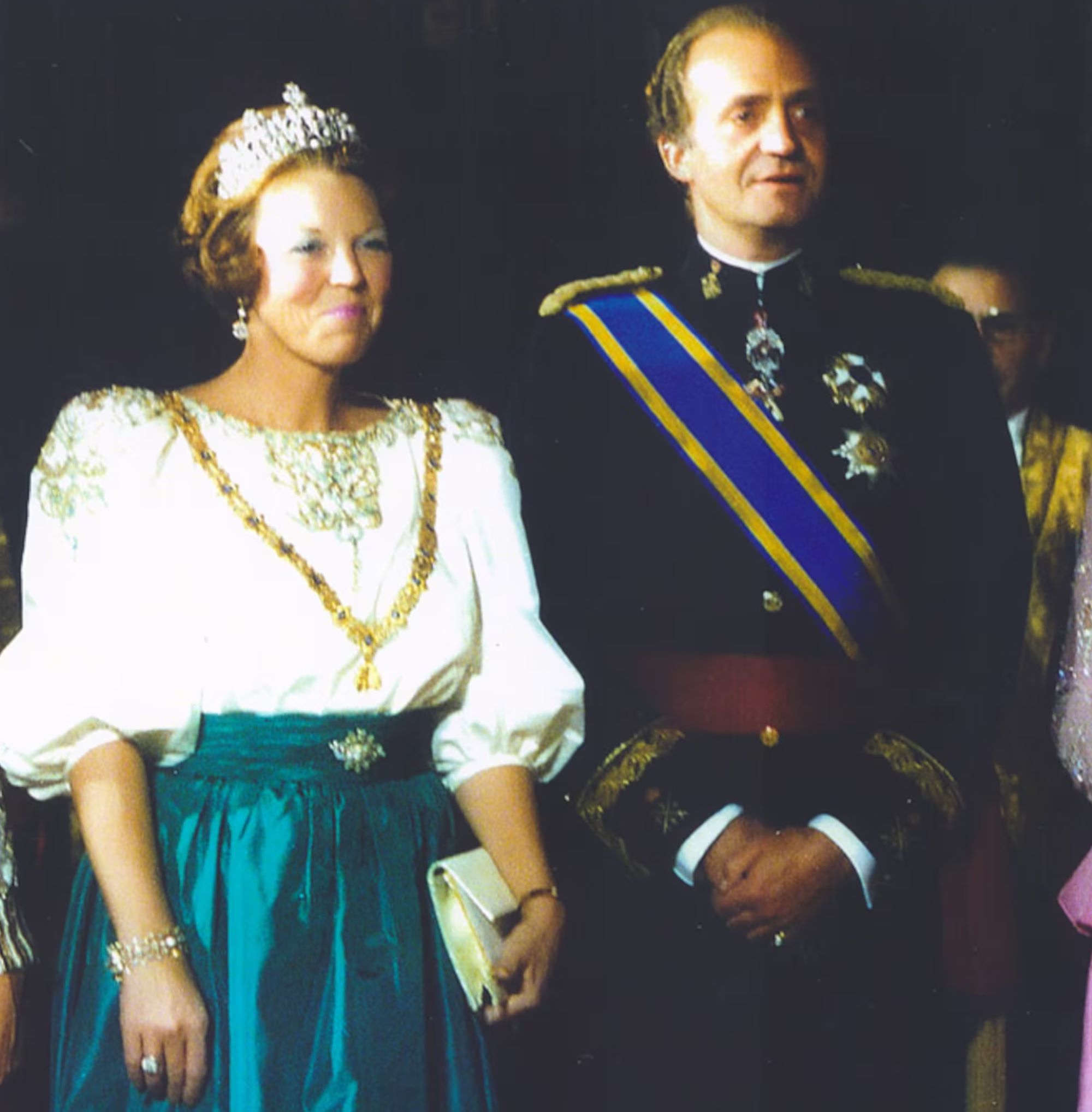 reina-beatriz-primera-mujer-toison-de-oro.jpg