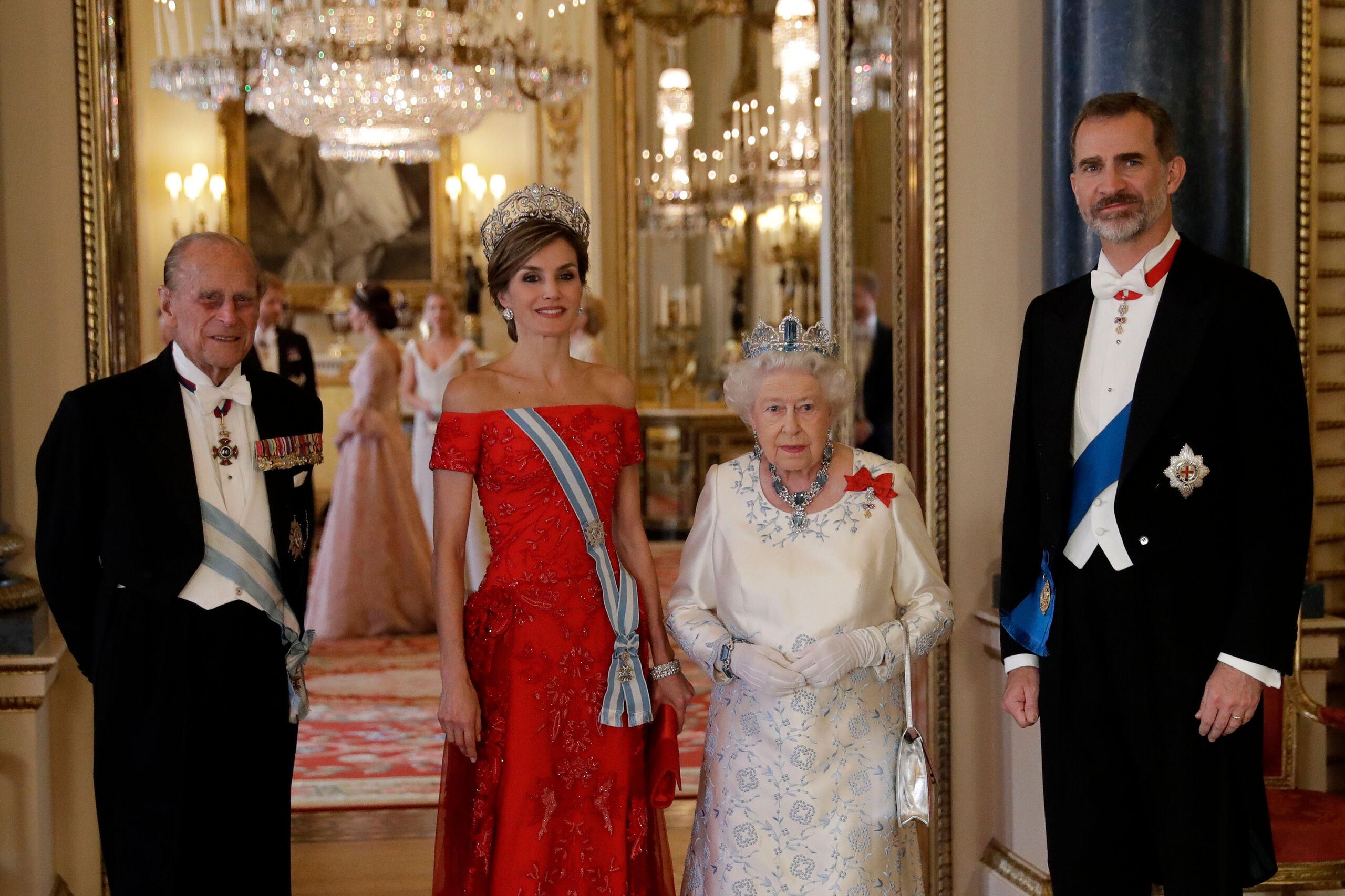 reina-isabel-ii-inglaterra-con-lazo-del-toison-de-oro.jpg