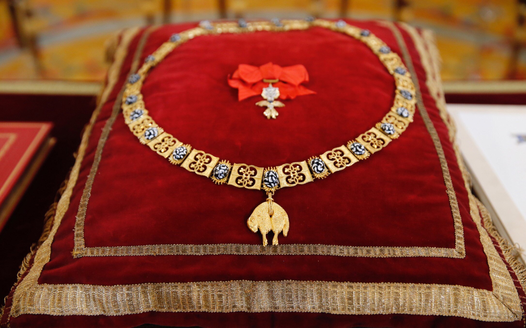 toison-de-oro-y-miniatura-de-leonor.jpg