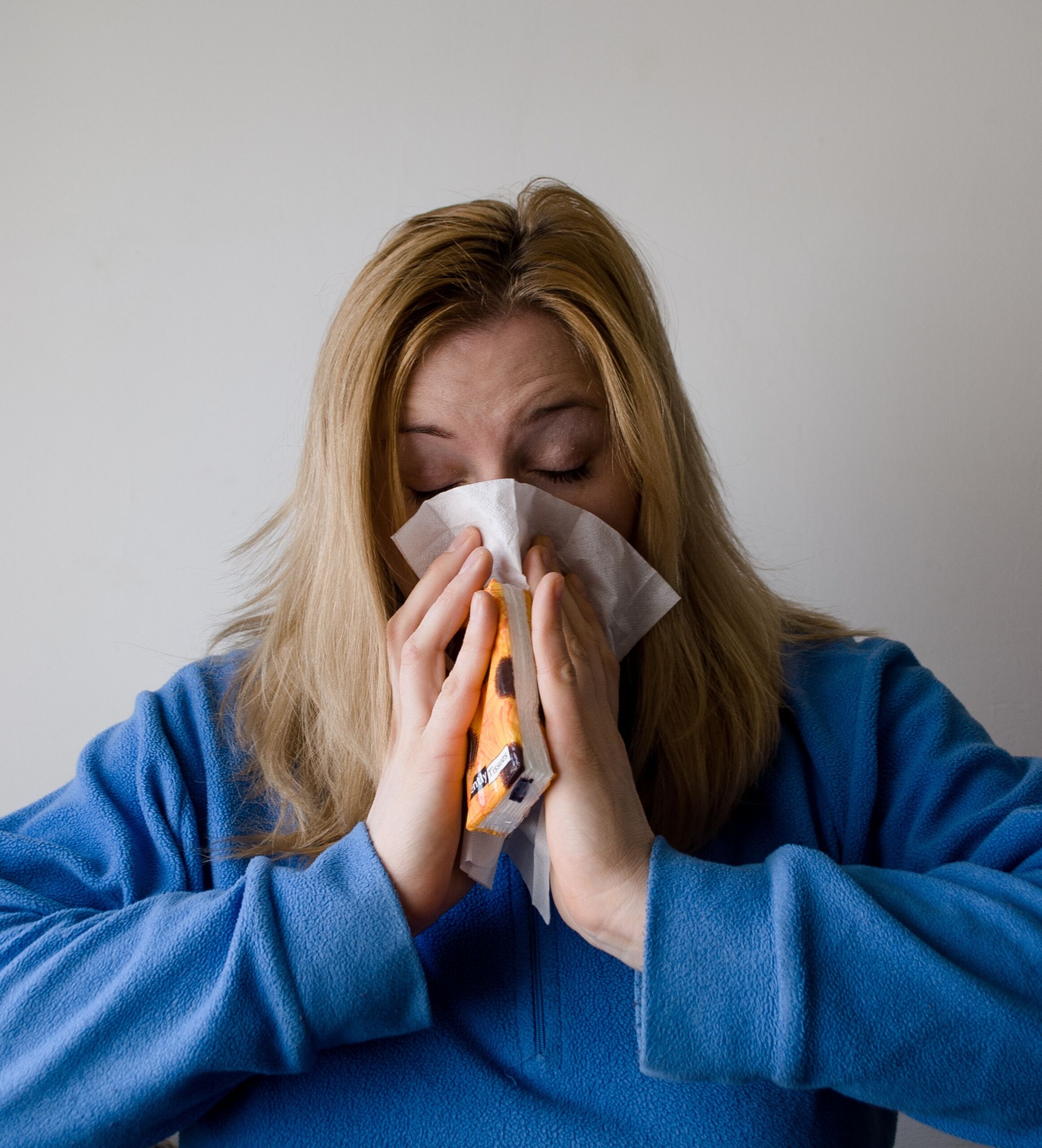 mujer-estornudo-nariz-gripe-alergias.jpg