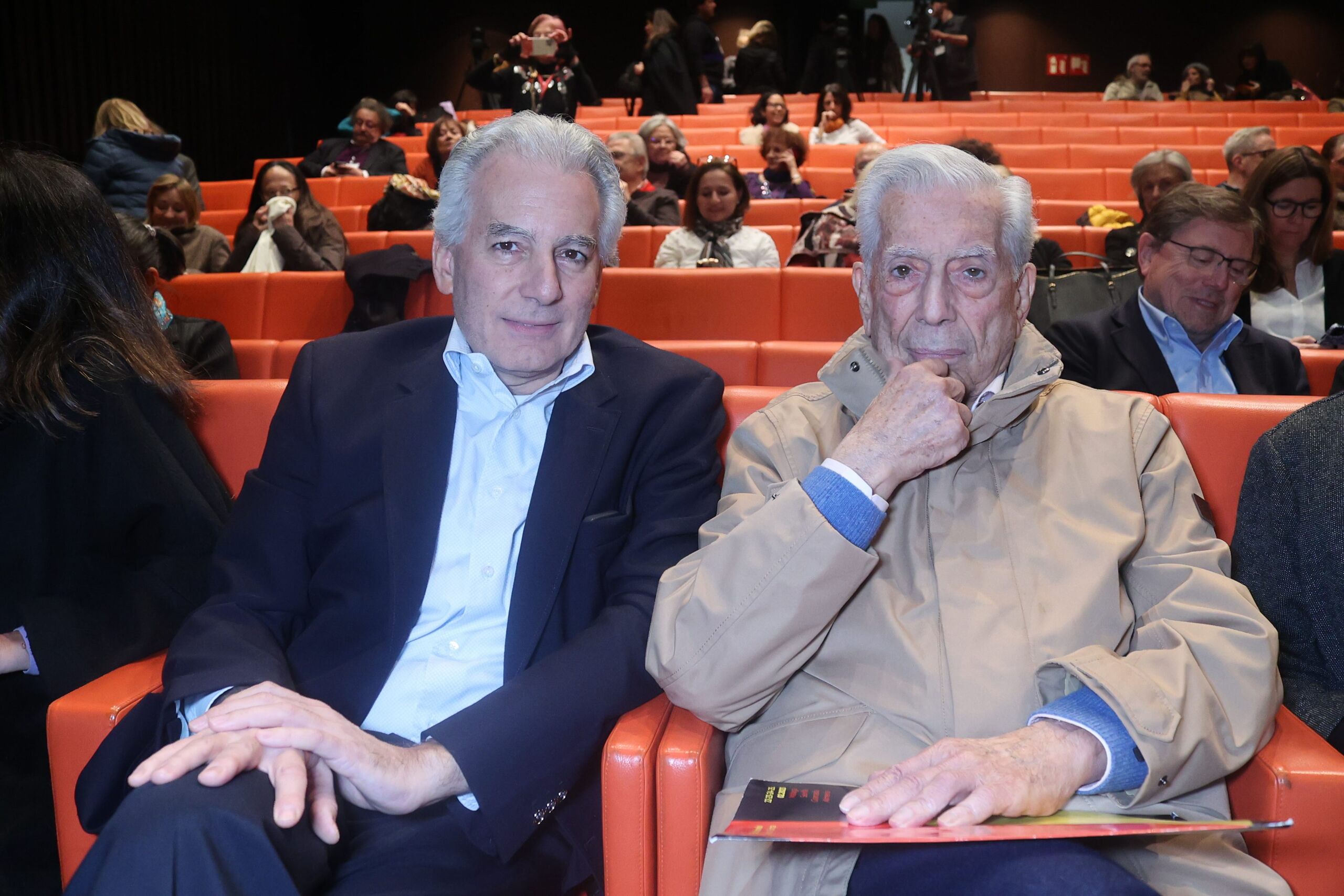 vargas-llosa-e-hijo.jpeg
