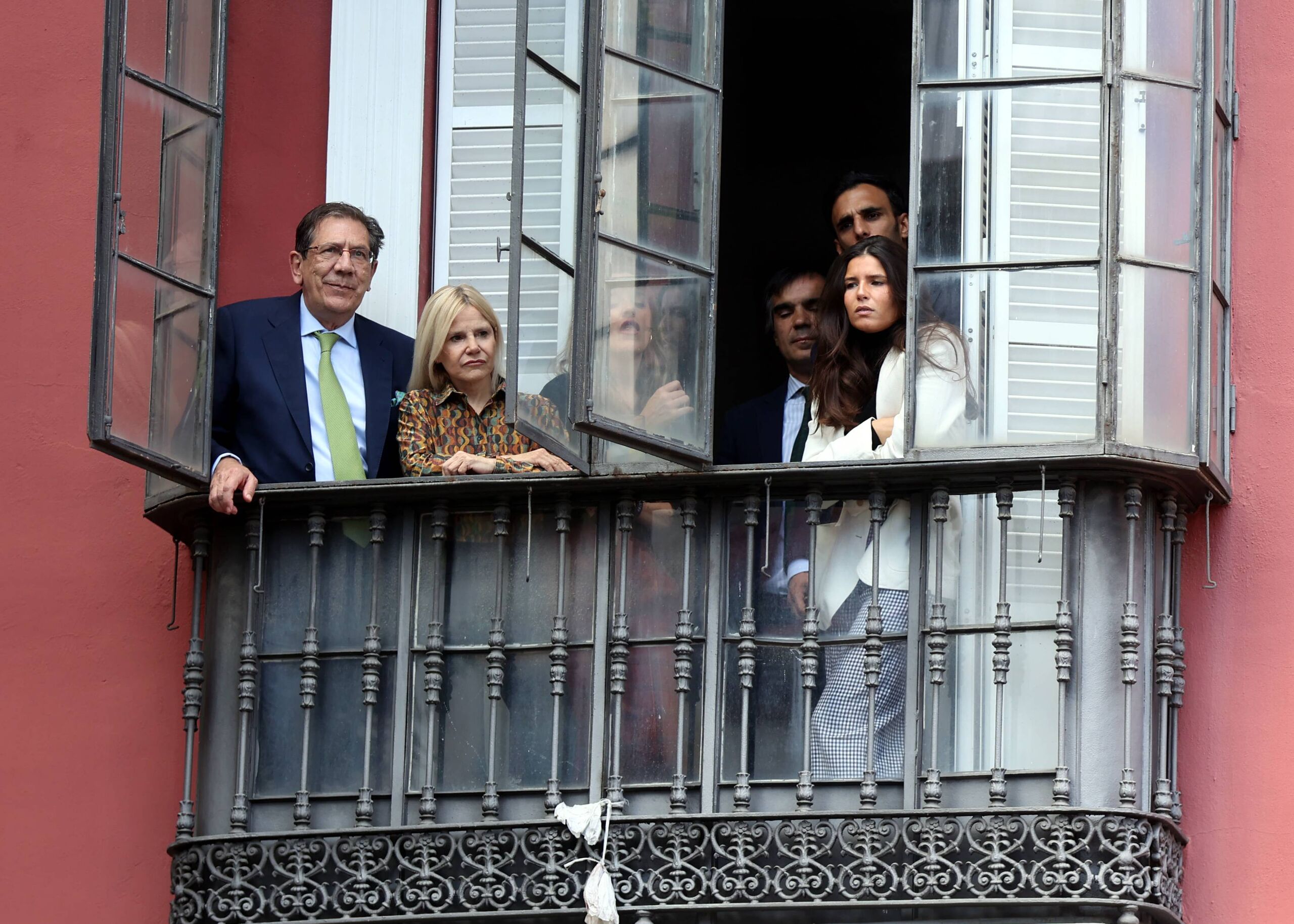 eugenia-martinez-de-irujo-y-tana-rivera-semana-santa-sevilla-2025.jpg
