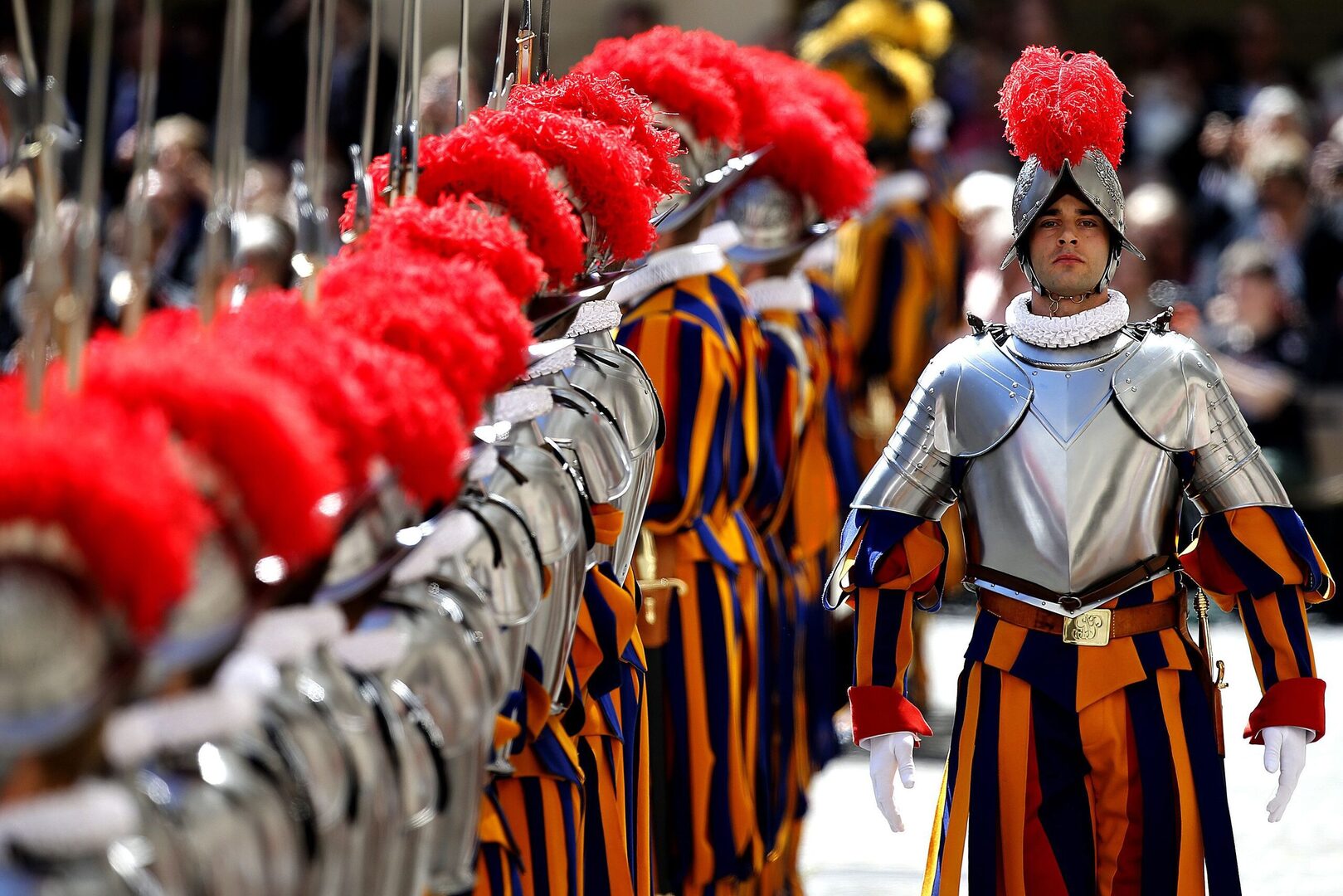 https://s.libertaddigital.com/2025/04/25/1920/1080/fit/giganori-papa-bergoglio-pope-guardia-suiza-vaticano-papal-gaurd-guard.jpg