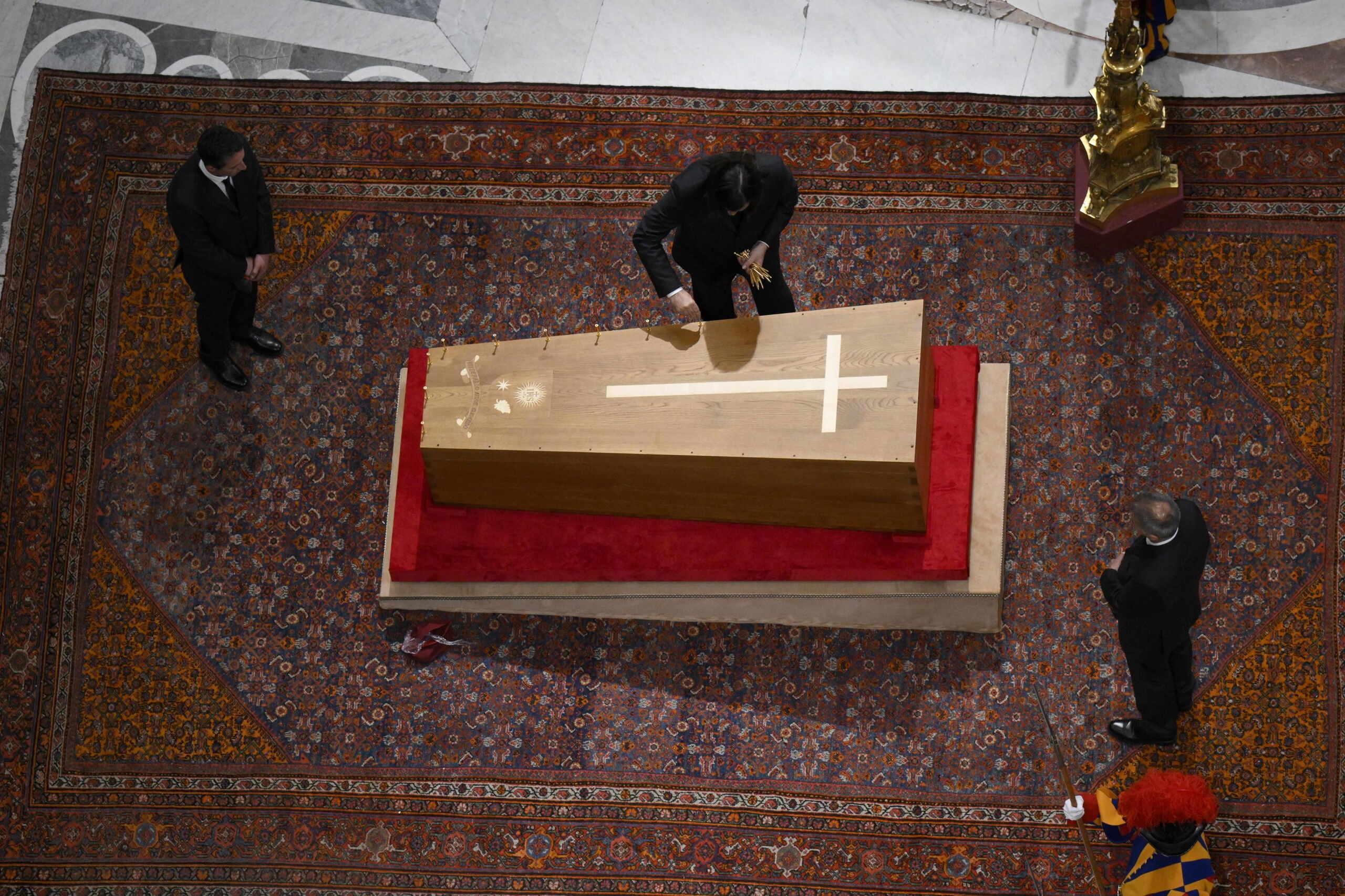 feretro-papa-francisco.jpg