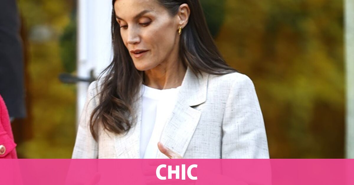 Letizia deslumbra con un conjunto de lino beige ideal para el entretiempo