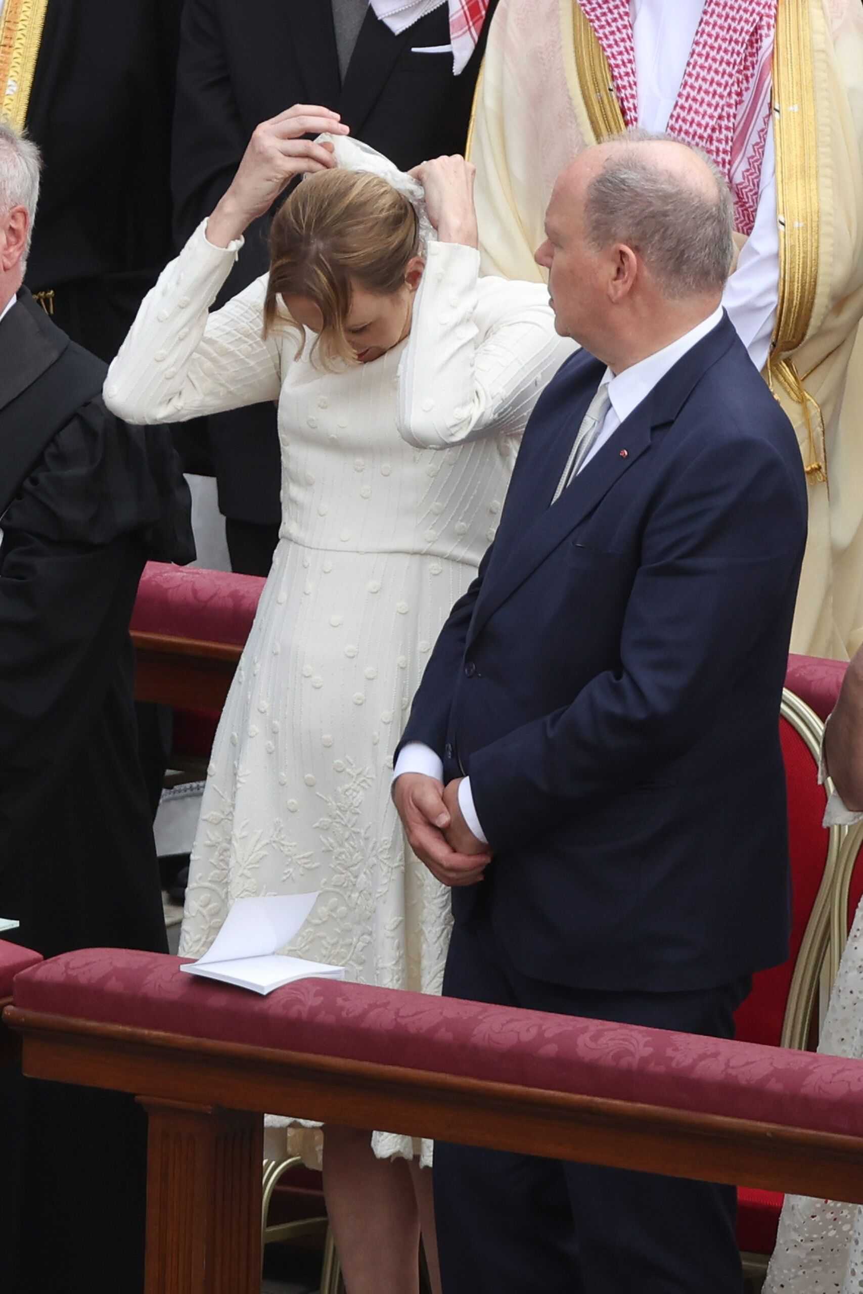 charlene-se-le-cae-mantilla-misa-inicio-pontificado.jpg