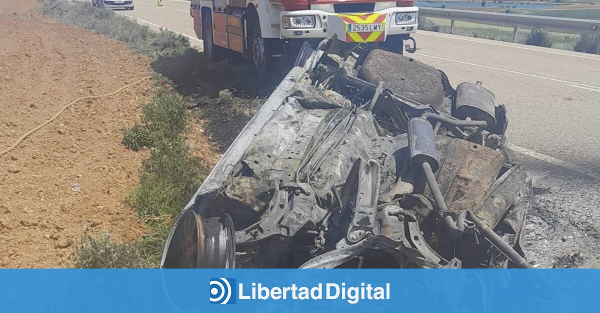 Hallan un cadáver calcinado dentro de un coche en una carretera de Cuenca