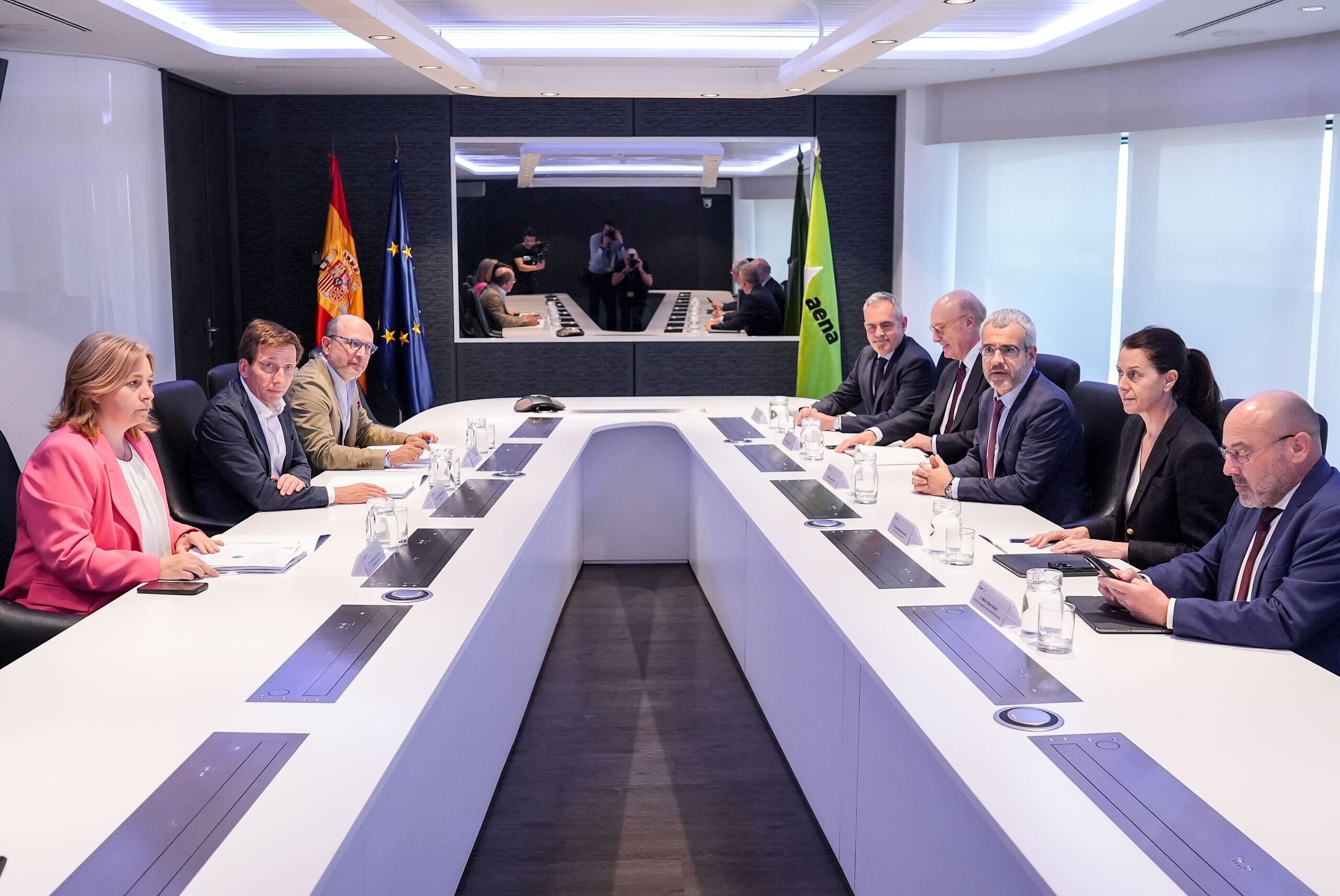 Almeida tacha de &quot;cruel&quot; a Aena y se retira de la mesa tras el desalojo de los sintecho en Barajas