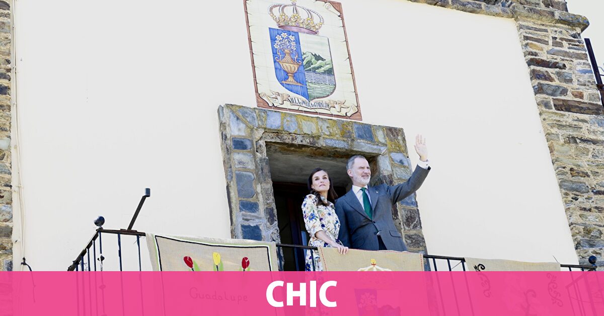 Baño de masas y vestido solidario de firma valenciana: así ha sido la visita de los Reyes a Guadalupe