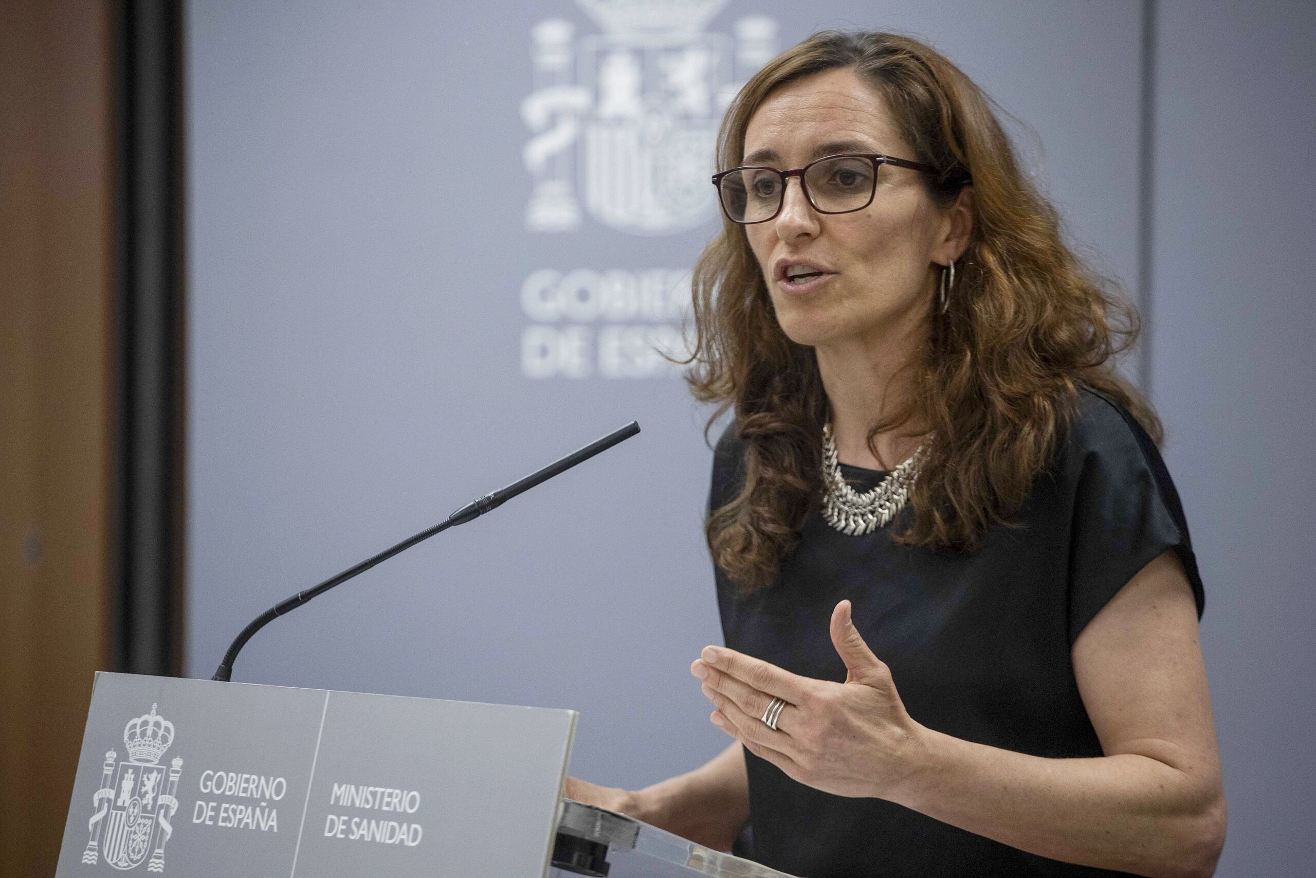 El ridículo europeo del plan antitabaco de Mónica García pone a la ministra en la cuerda floja