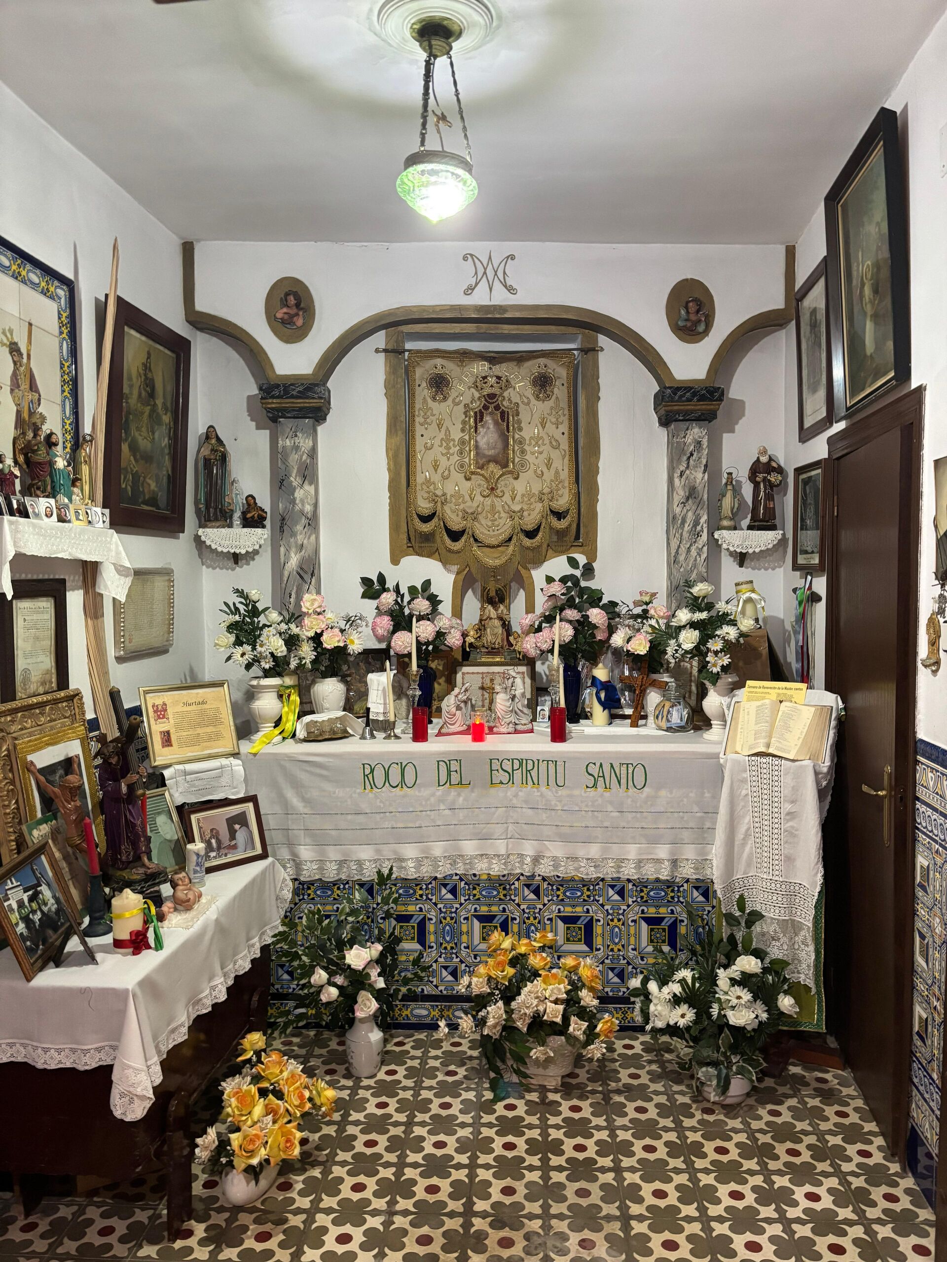 gines-antigua-capilla-el-rocio-simpecado.jpeg