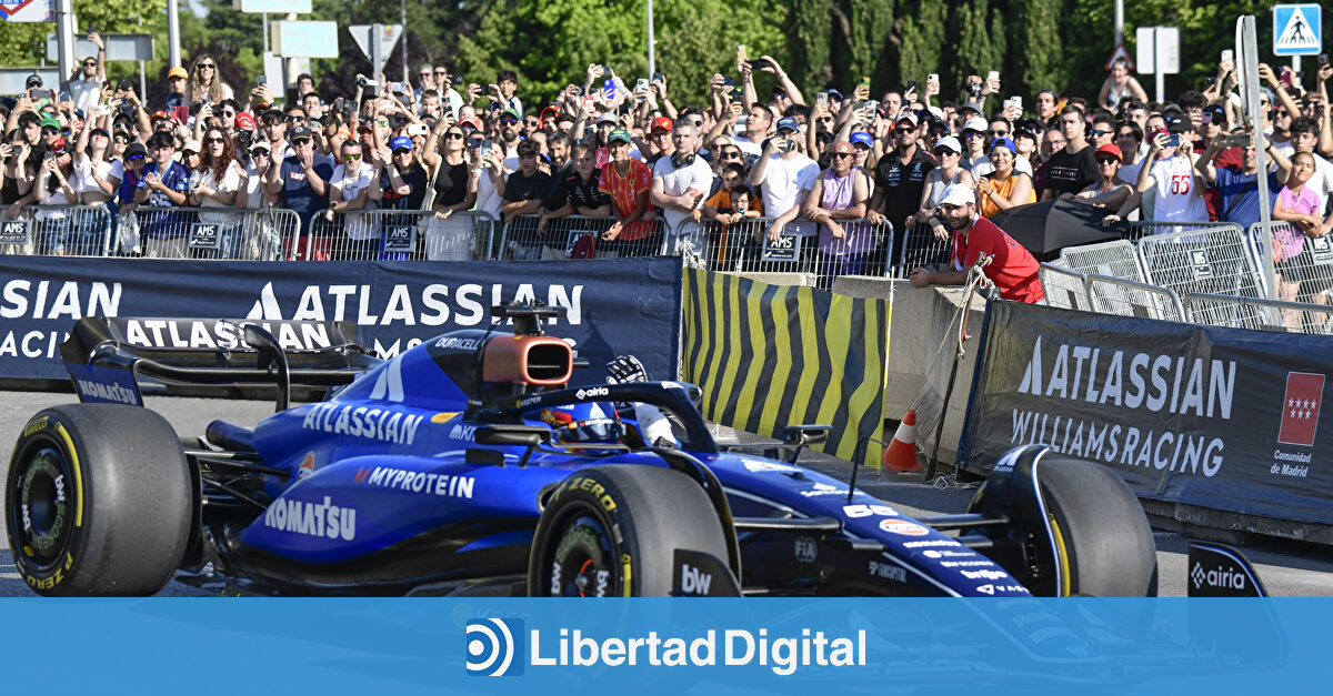 Carlos Sainz luce orgulloso la bandera de España en el estreno del 'Madring'