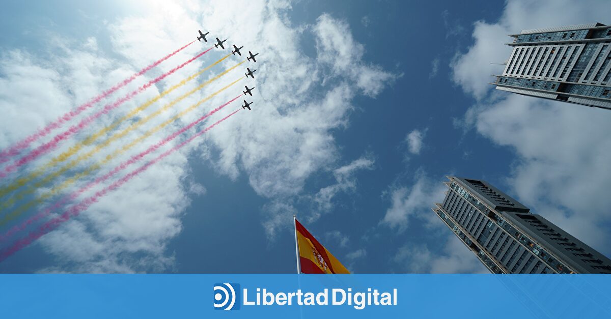 Tenerife se vuelca con los Reyes y los militares en un Día de las Fuerzas Armadas que casi despide a la Patrulla Águila