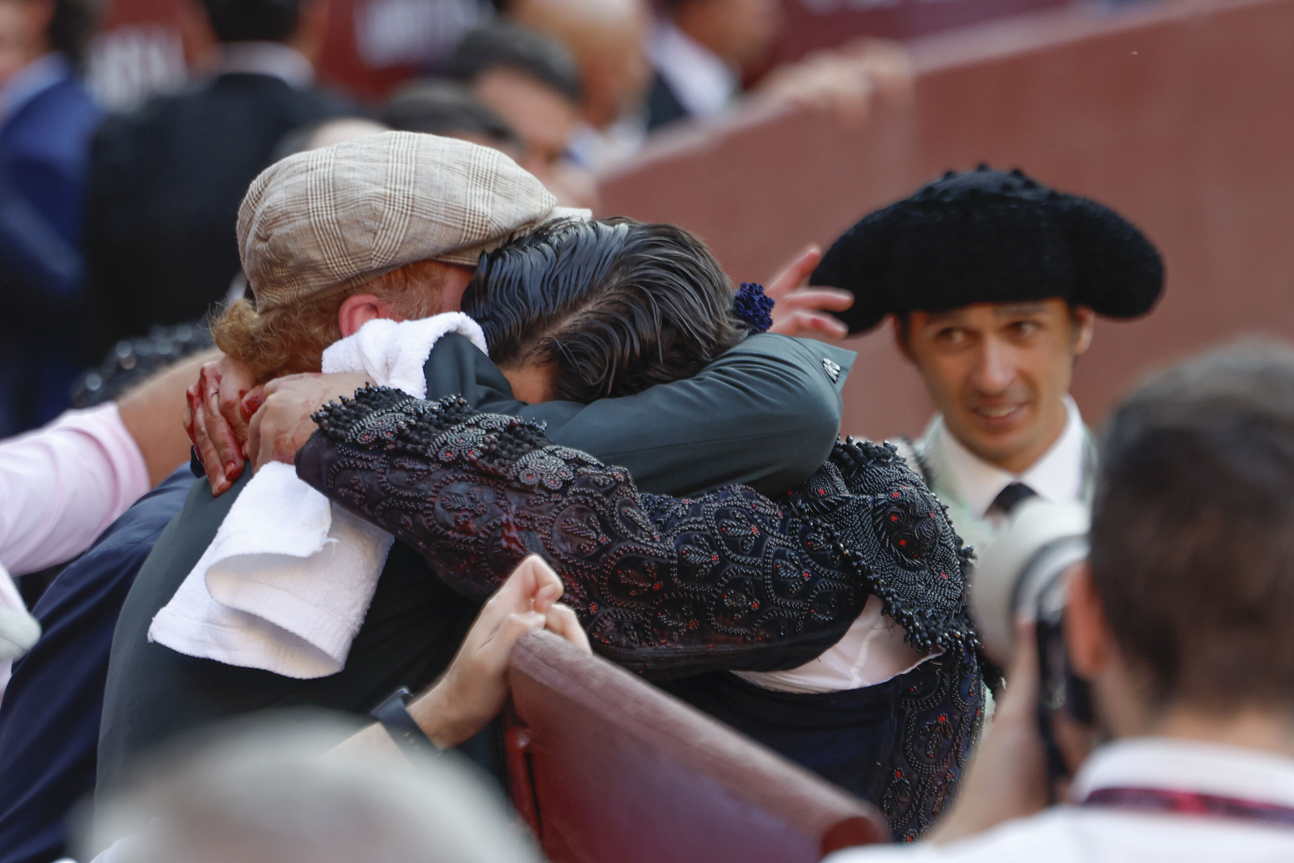 beneficencia-san-isidro-2025-morante-abrazo.jpg