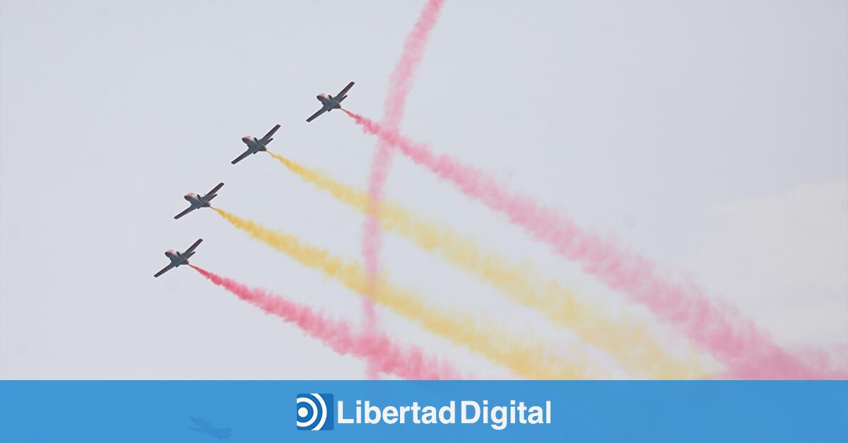 La Patrulla Águila realiza su último vuelo ante el Rey y miles de ciudadanos entusiasmados